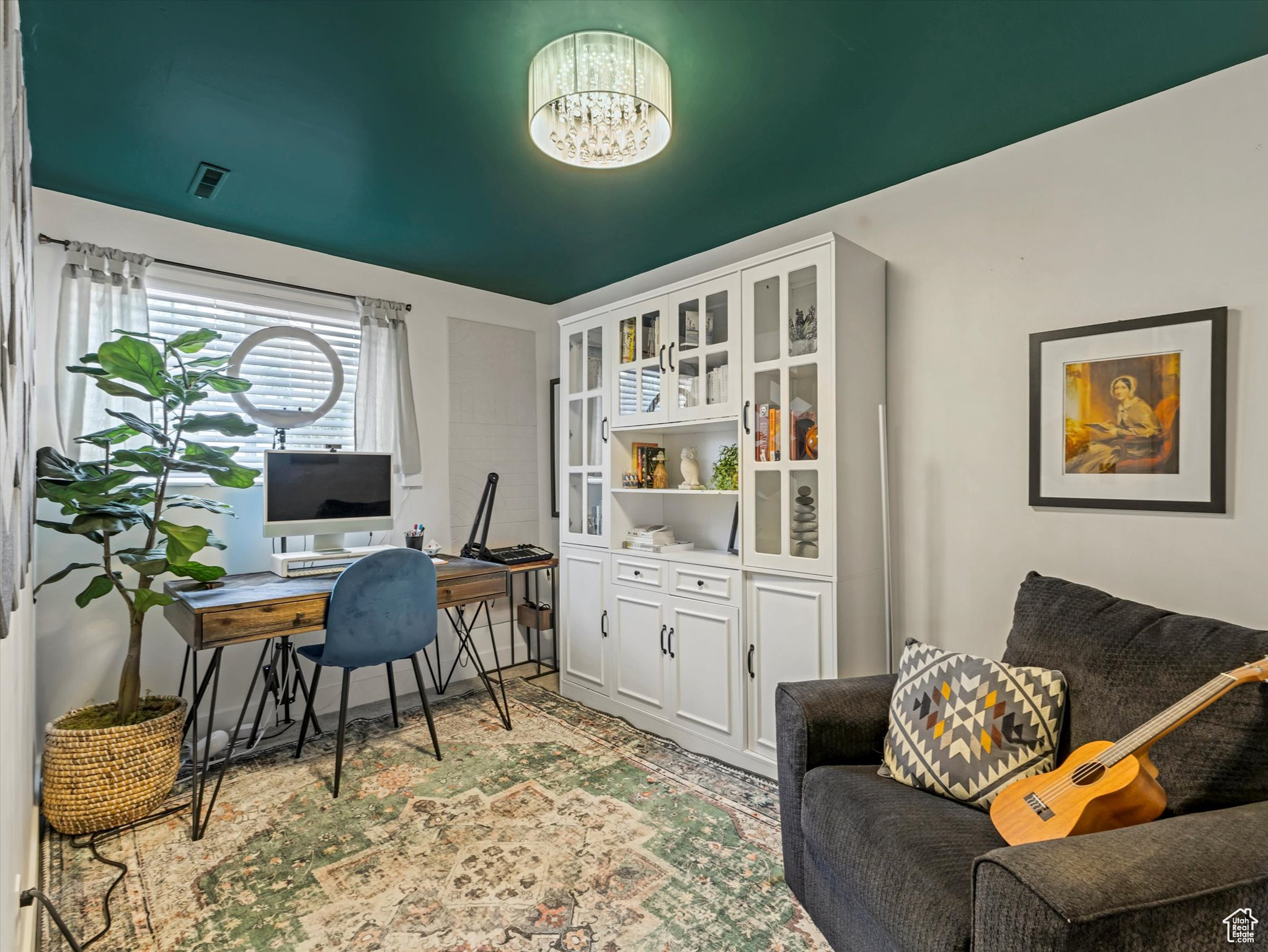 887 E CHARIOT DR
