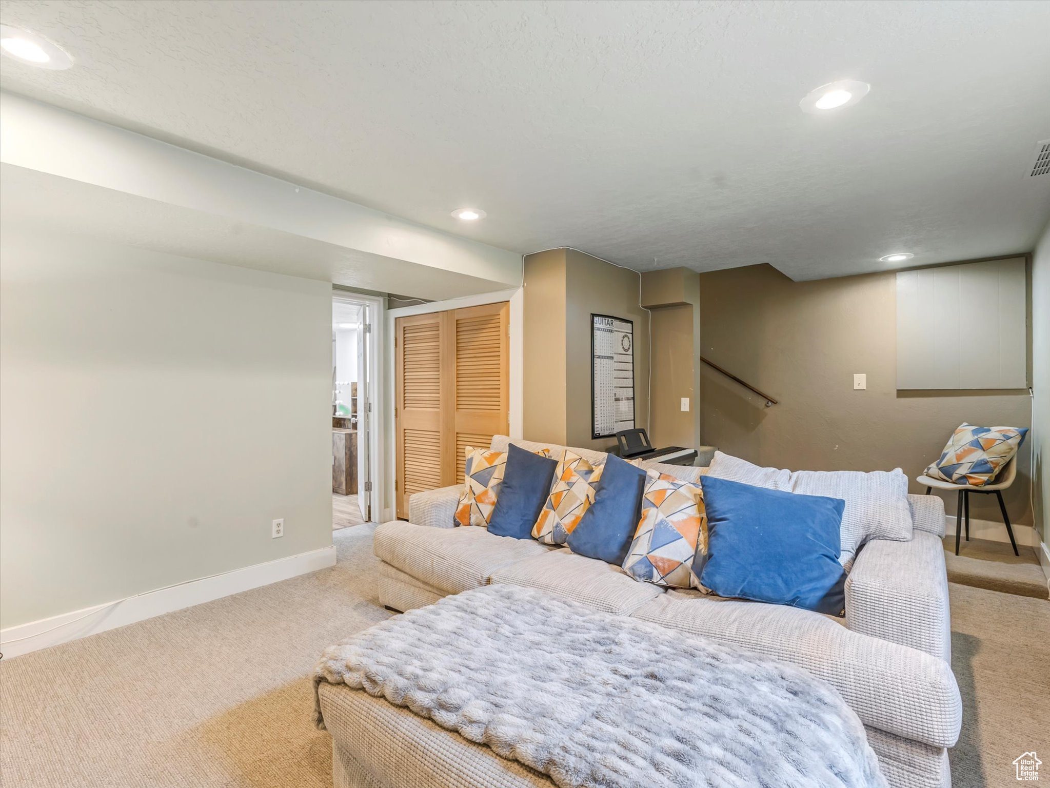 887 E CHARIOT DR