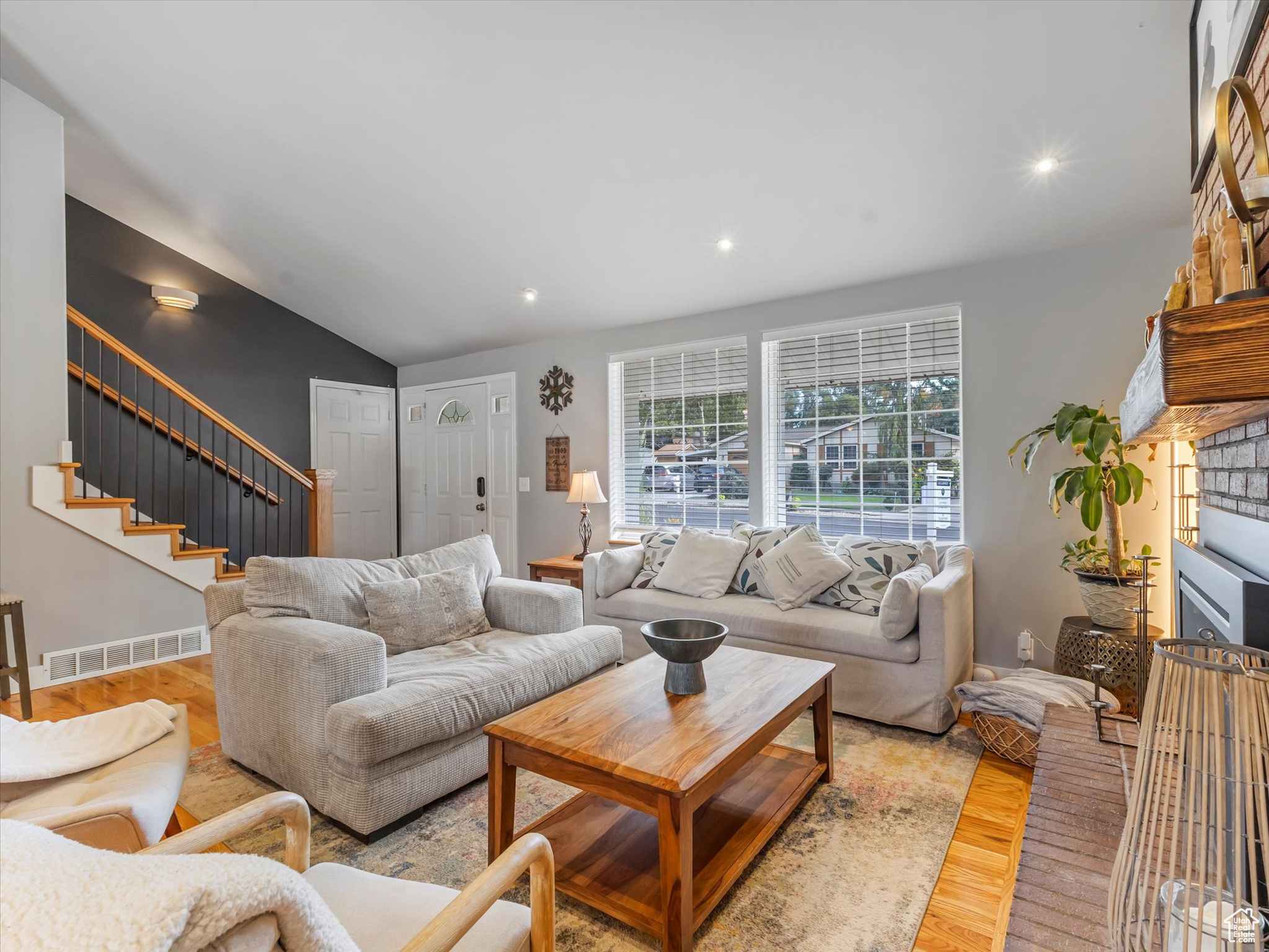887 E CHARIOT DR