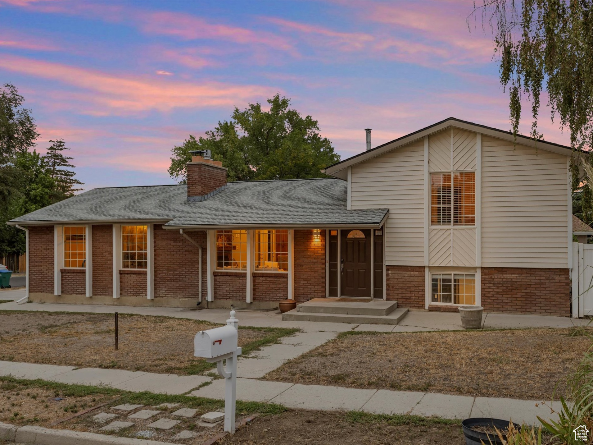 887 E CHARIOT DR