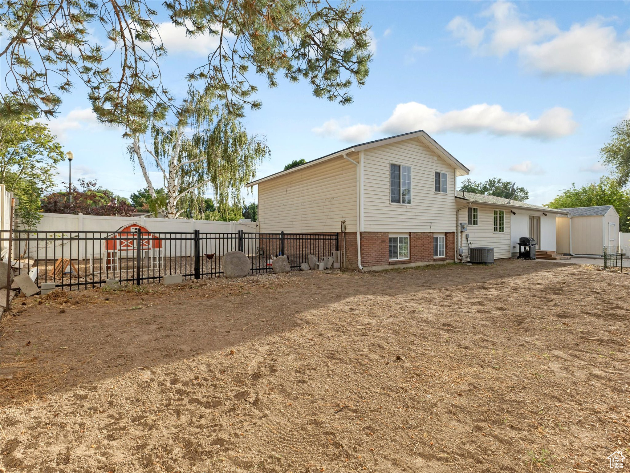 887 E CHARIOT DR