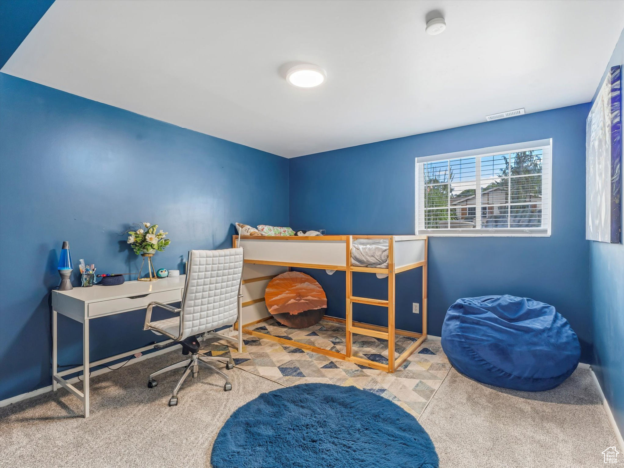 887 E CHARIOT DR