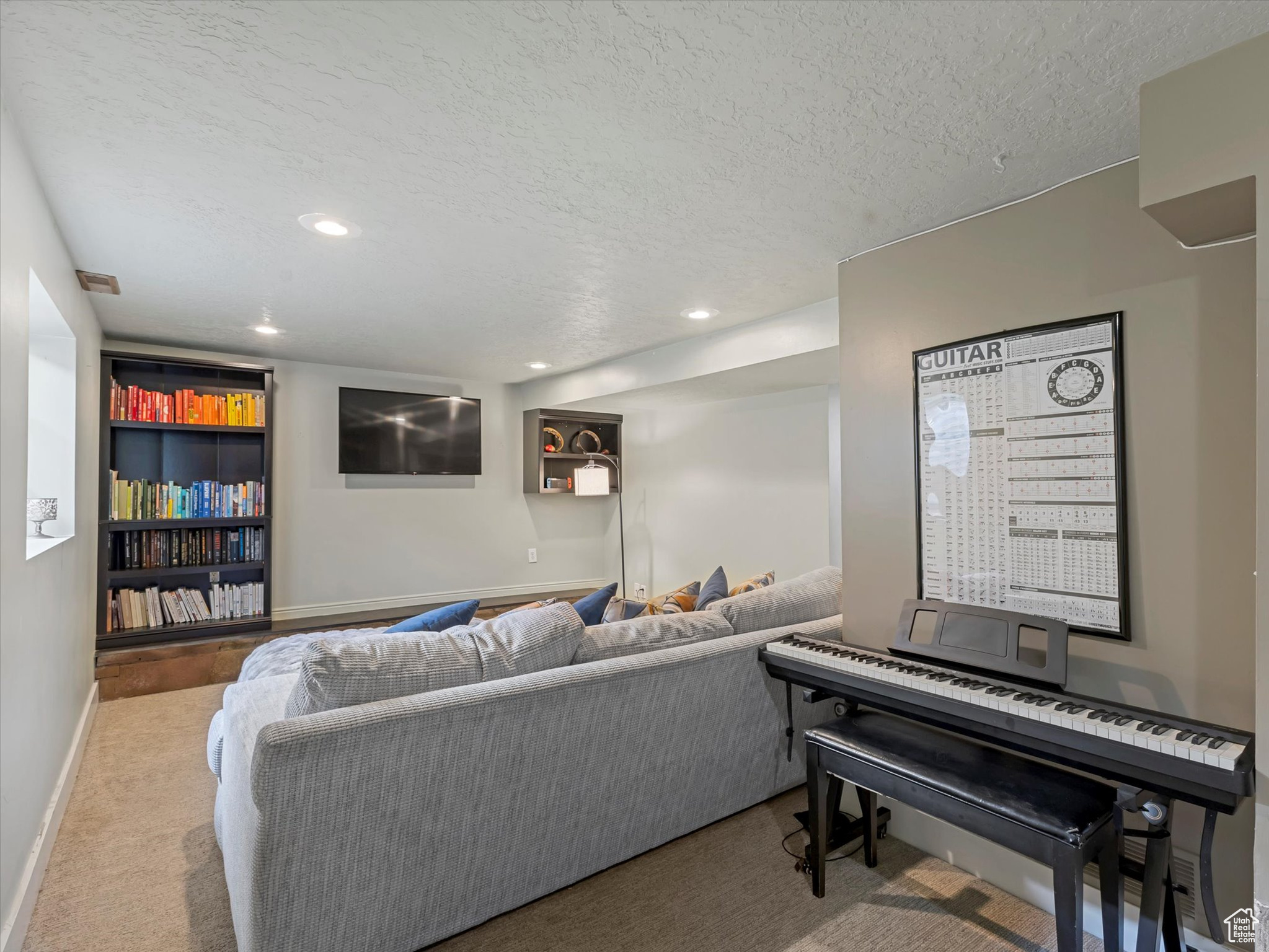 887 E CHARIOT DR