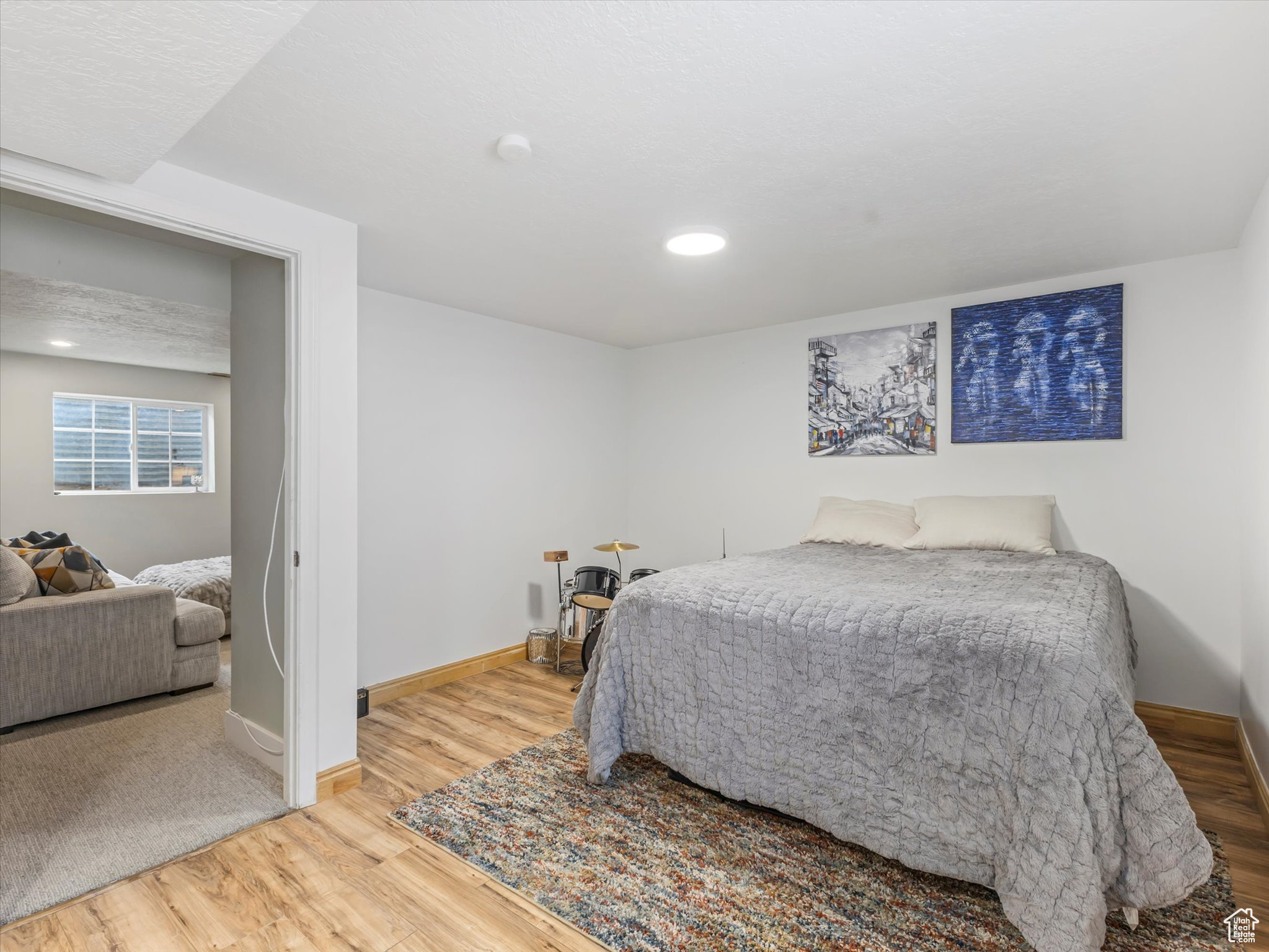887 E CHARIOT DR