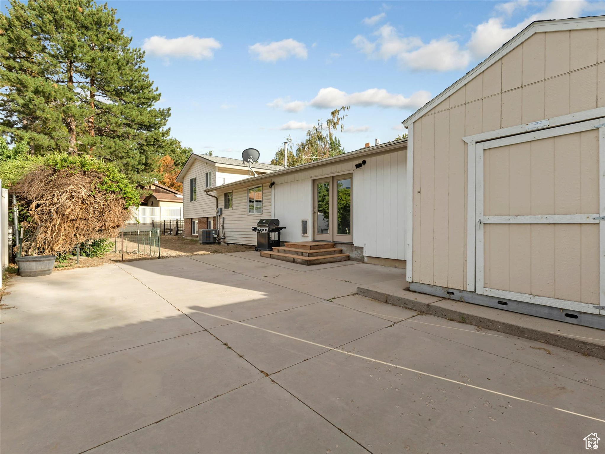 887 E CHARIOT DR