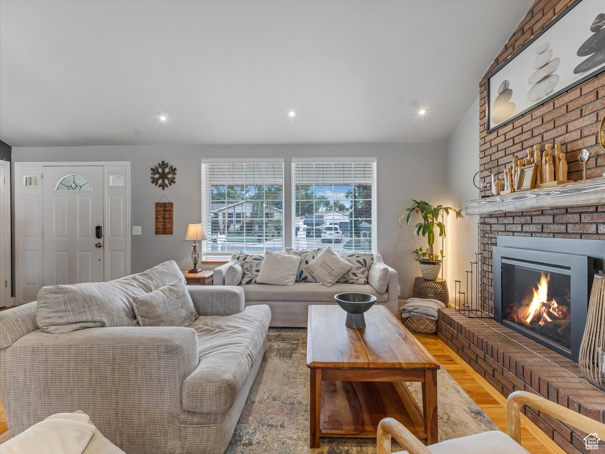 887 E CHARIOT DR
