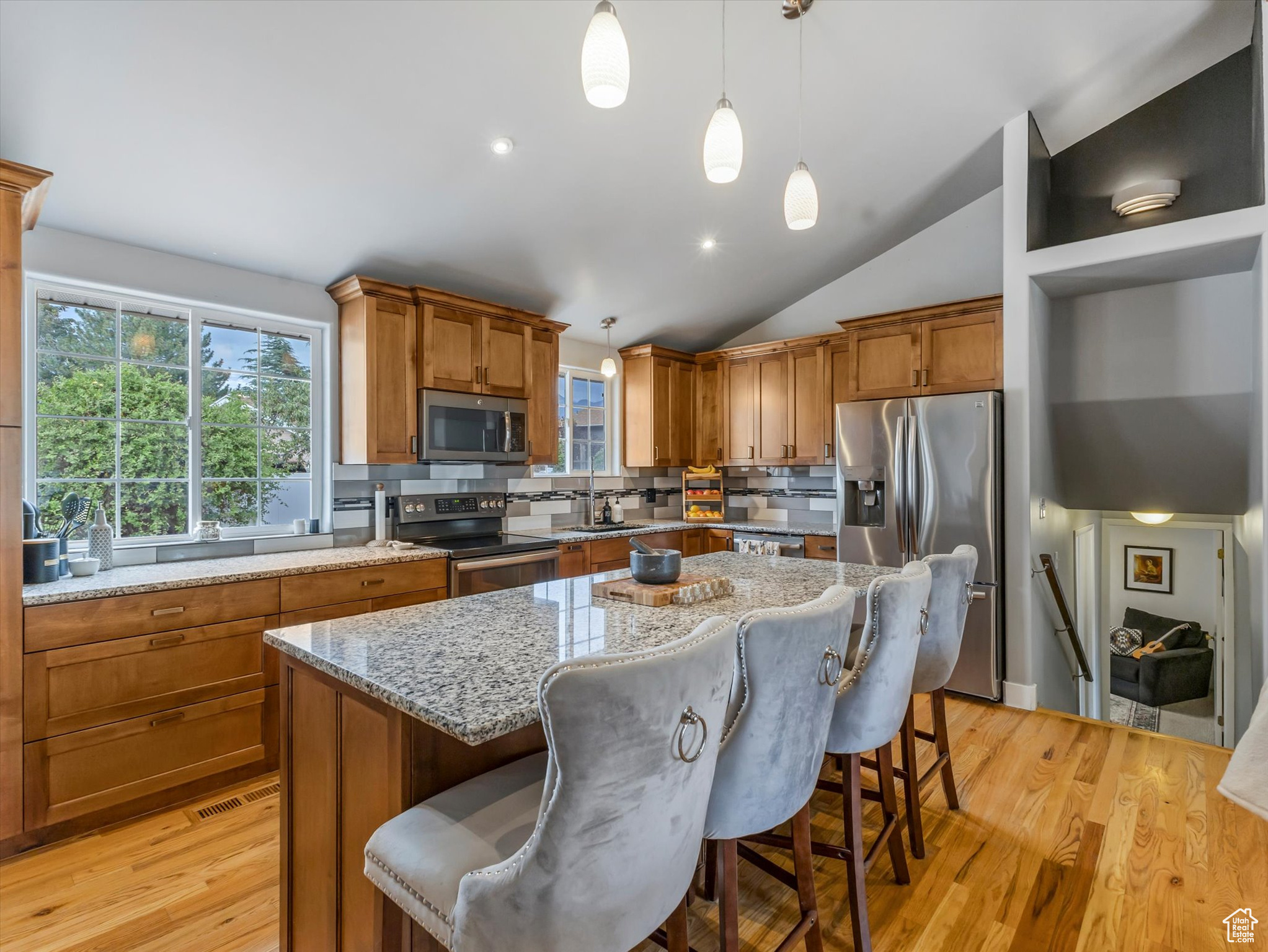 887 E CHARIOT DR