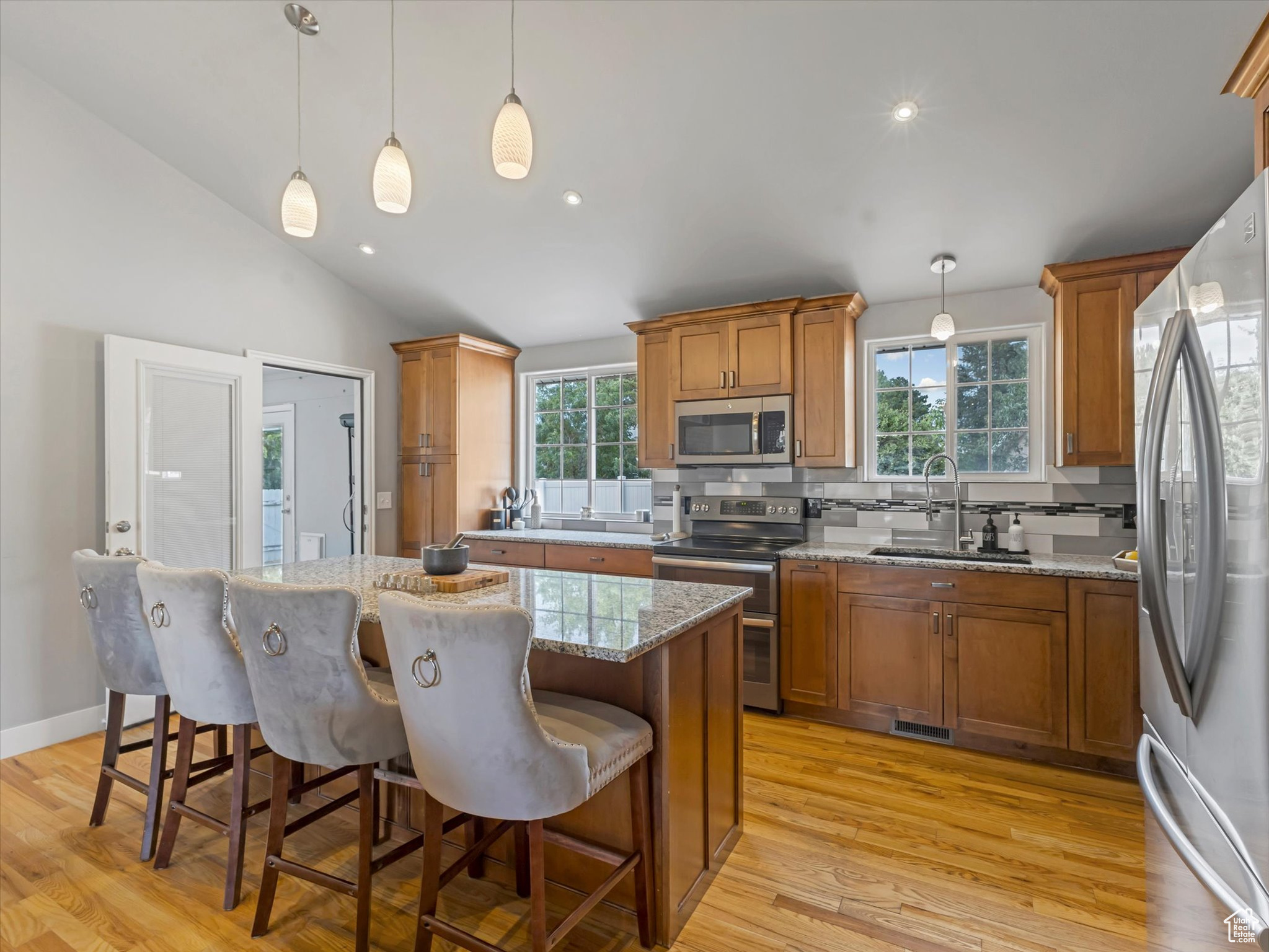 887 E CHARIOT DR