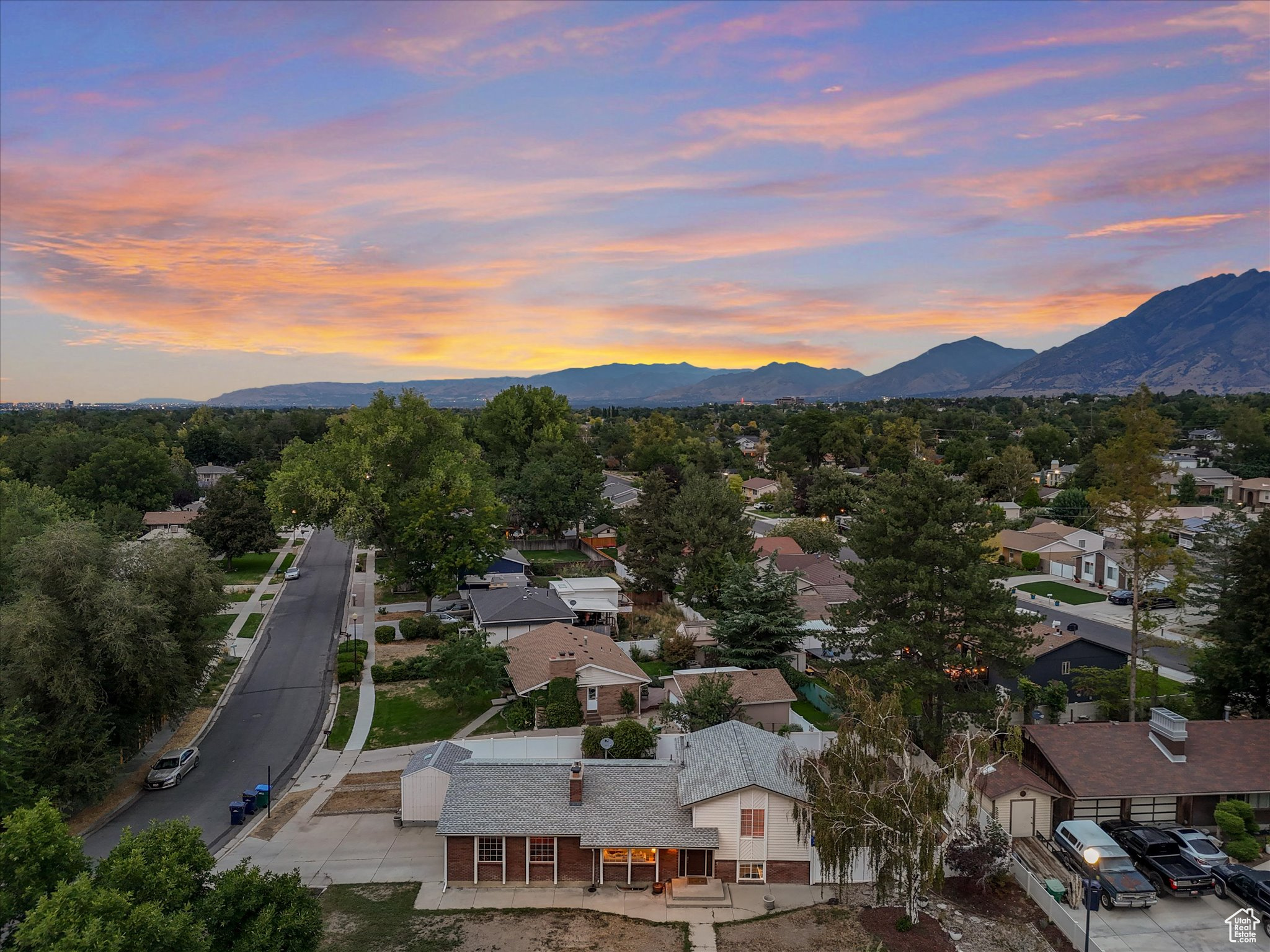 887 E CHARIOT DR