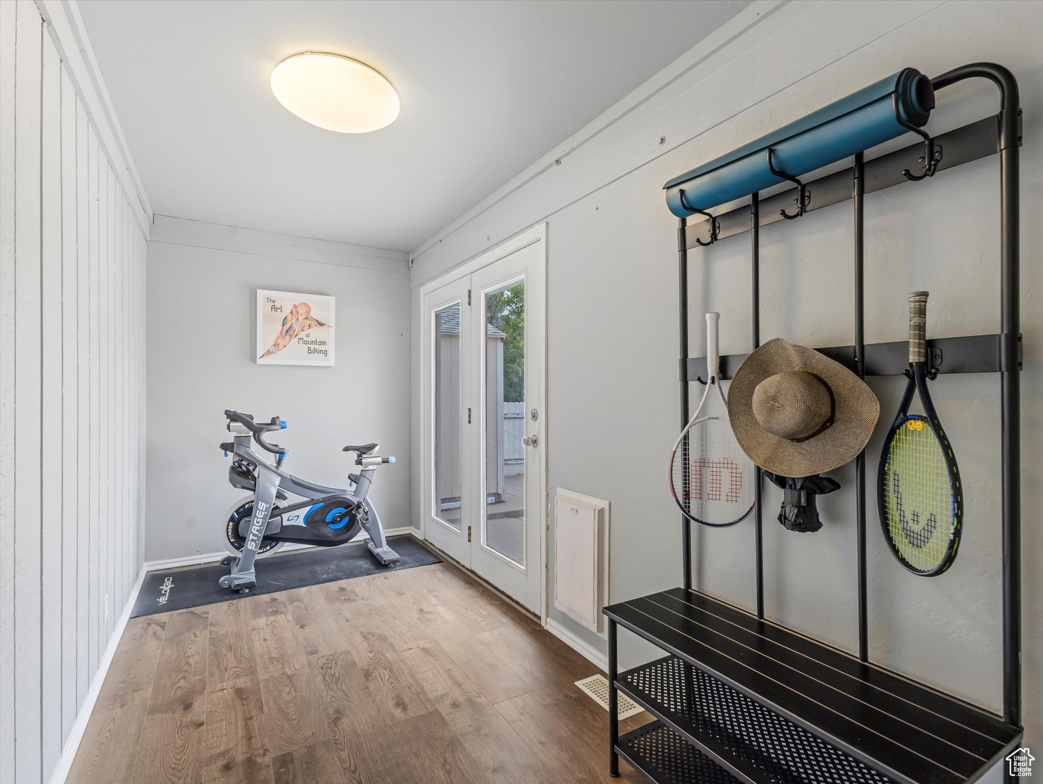887 E CHARIOT DR