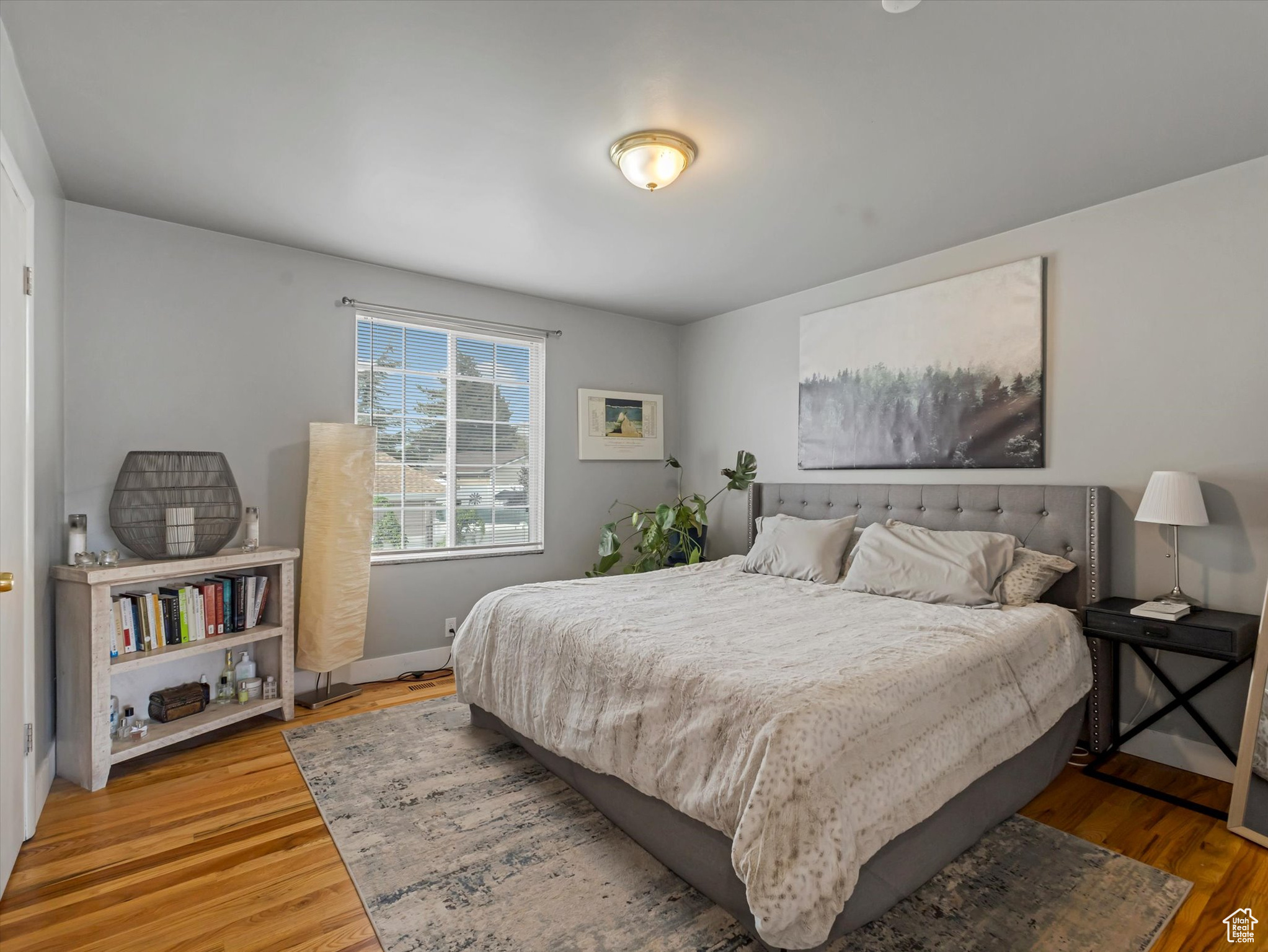 887 E CHARIOT DR