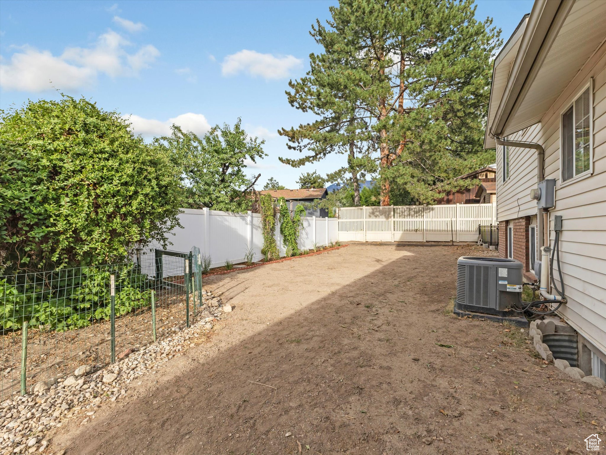 887 E CHARIOT DR