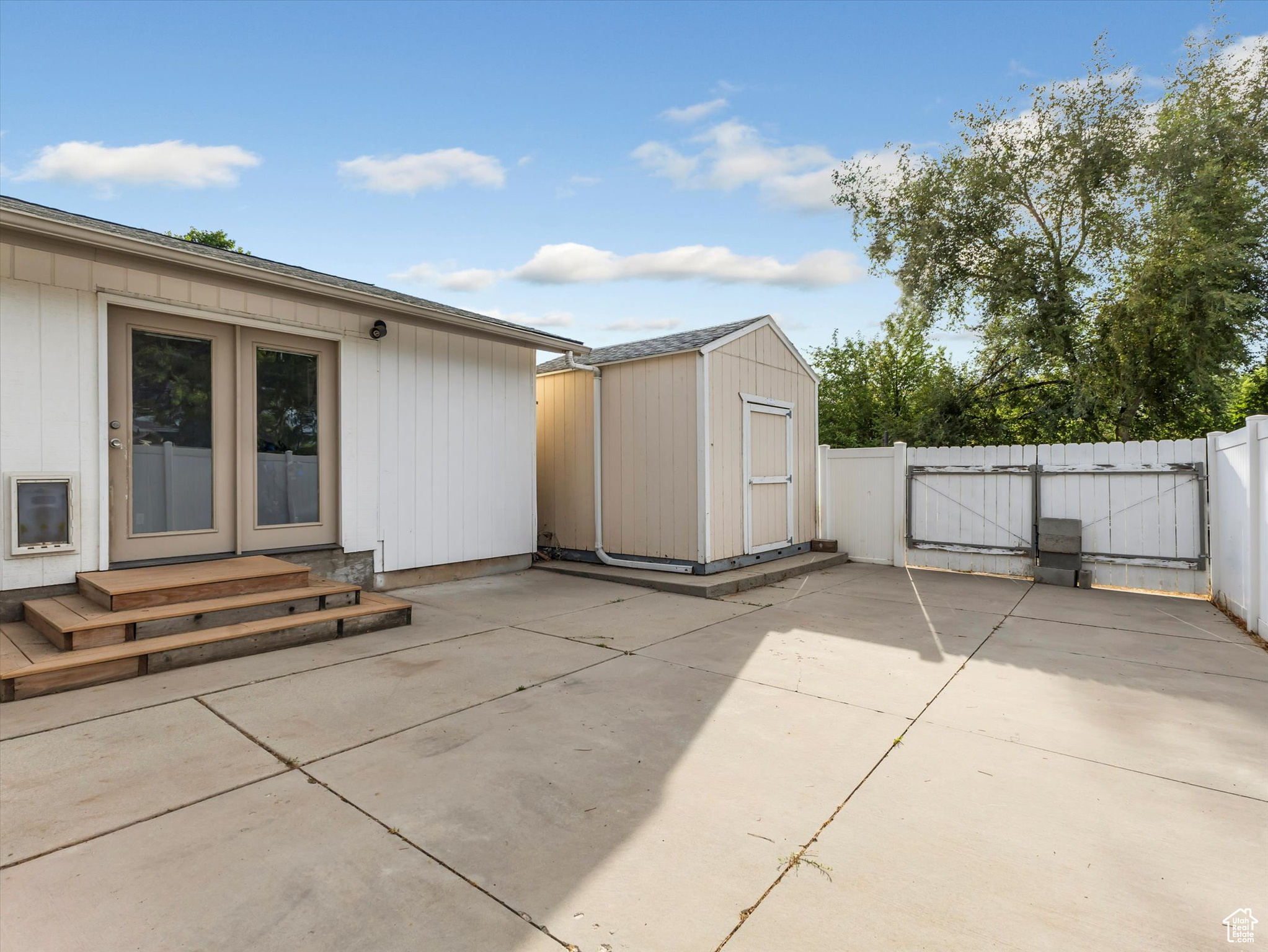 887 E CHARIOT DR