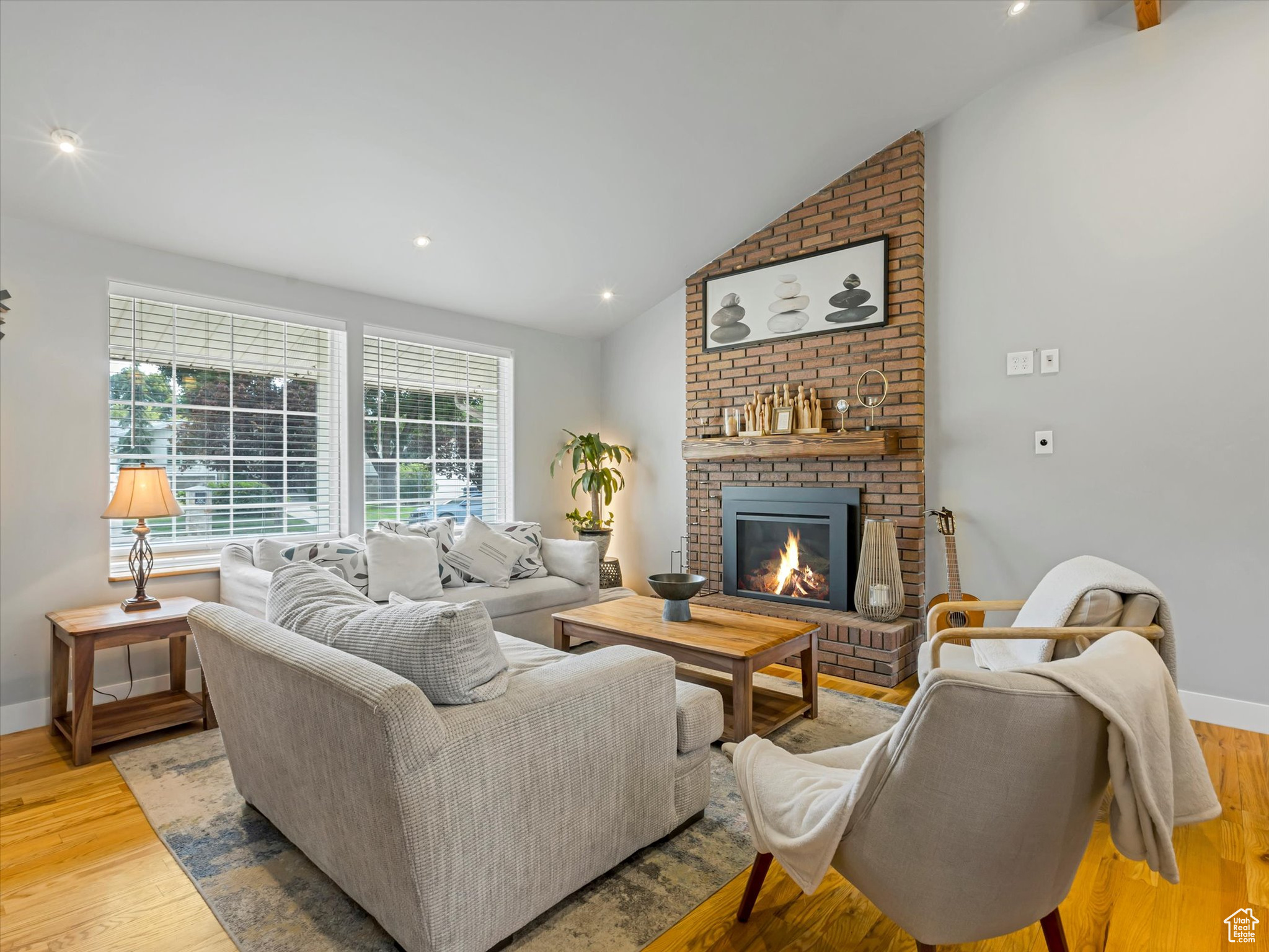 887 E CHARIOT DR
