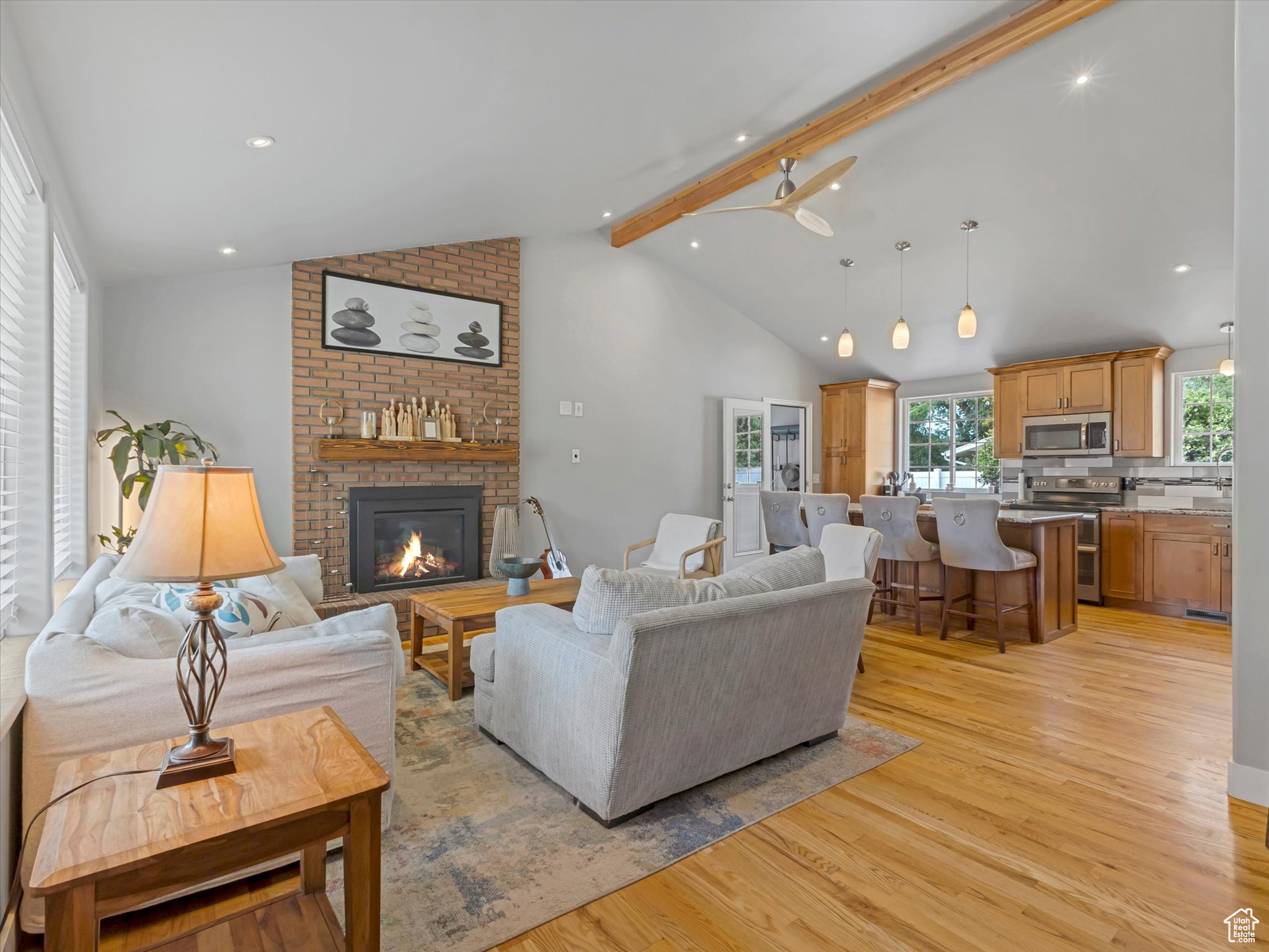 887 E CHARIOT DR