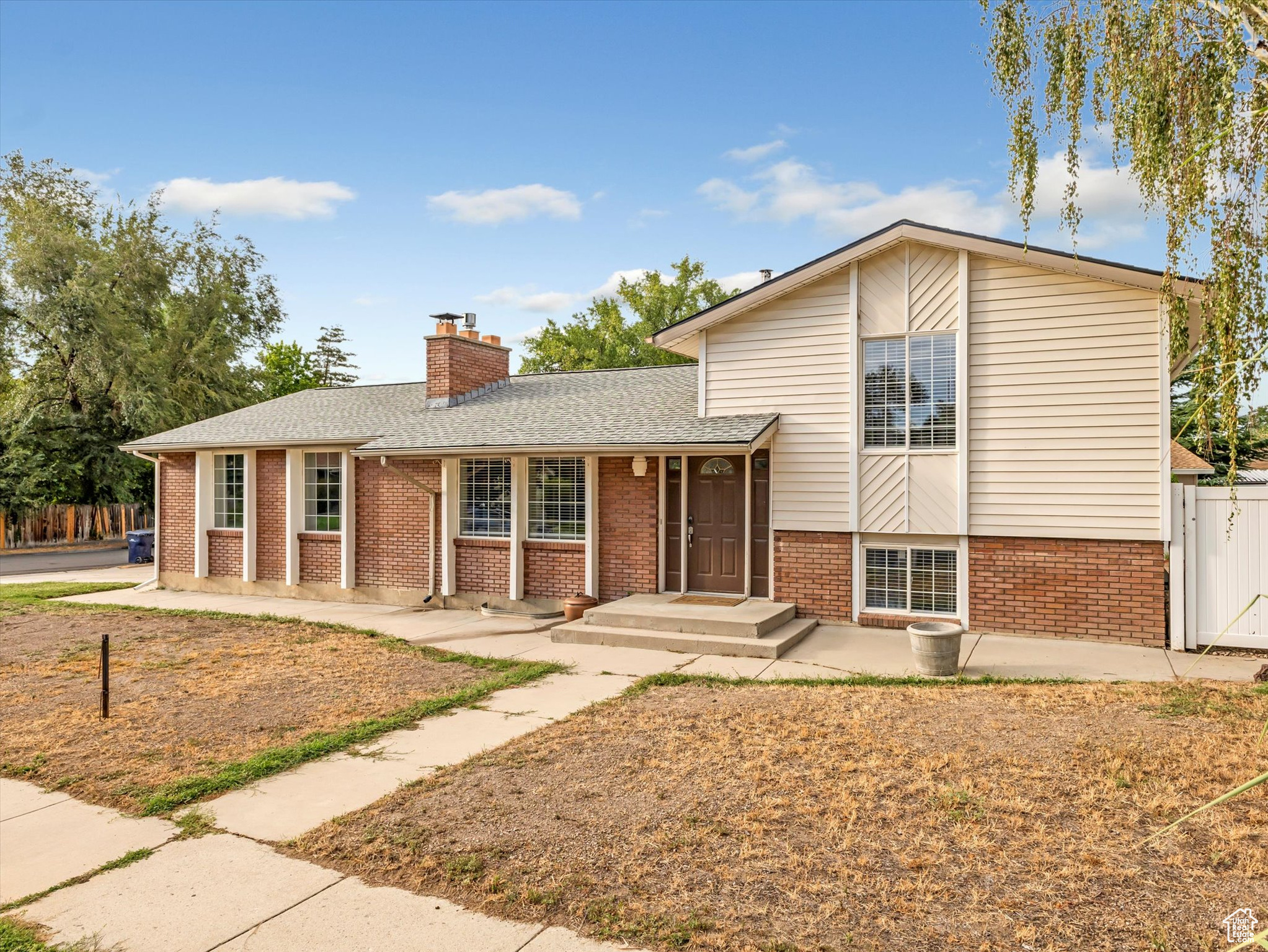 887 E CHARIOT DR