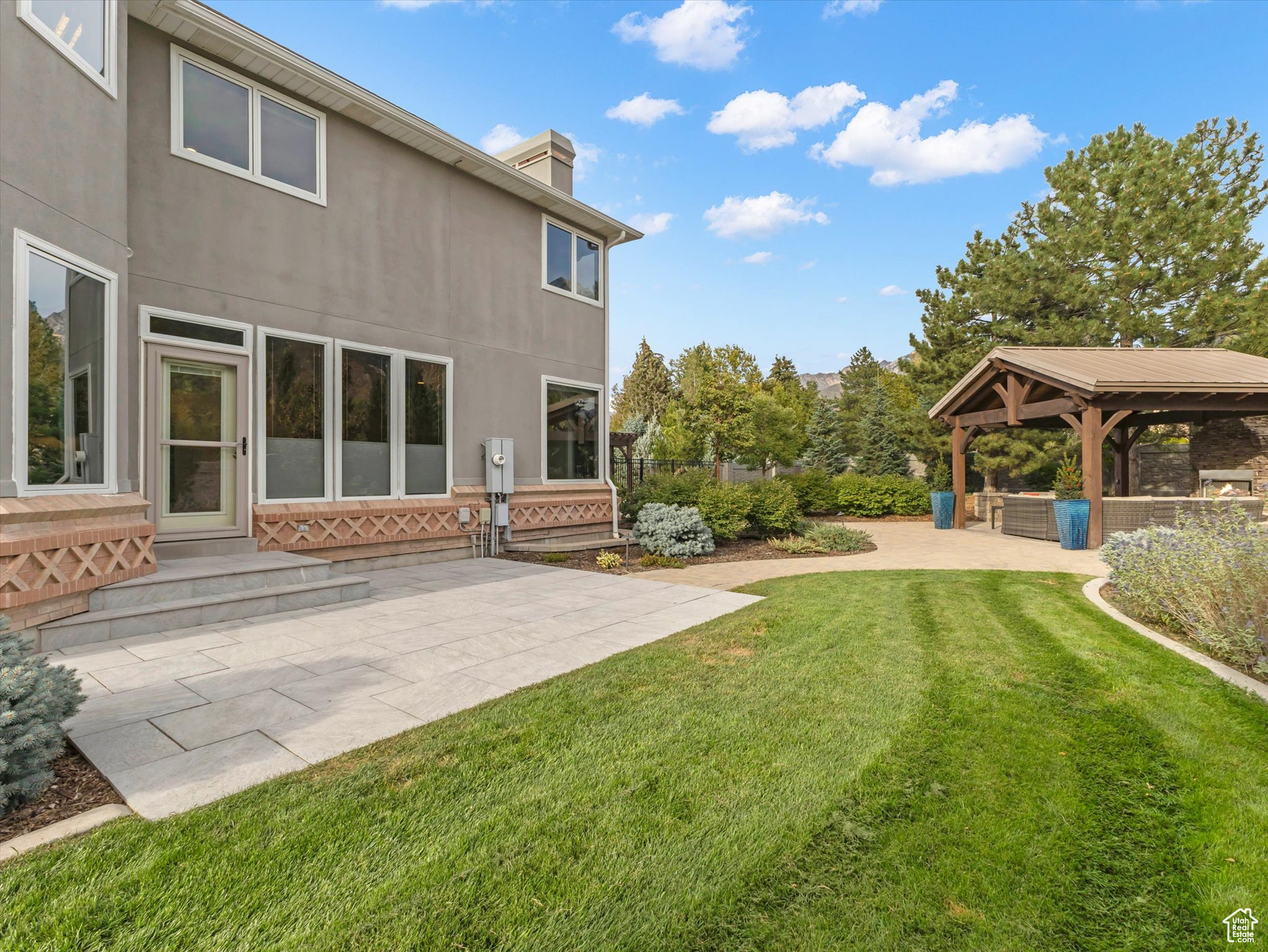 1 WANDERWOOD WAY