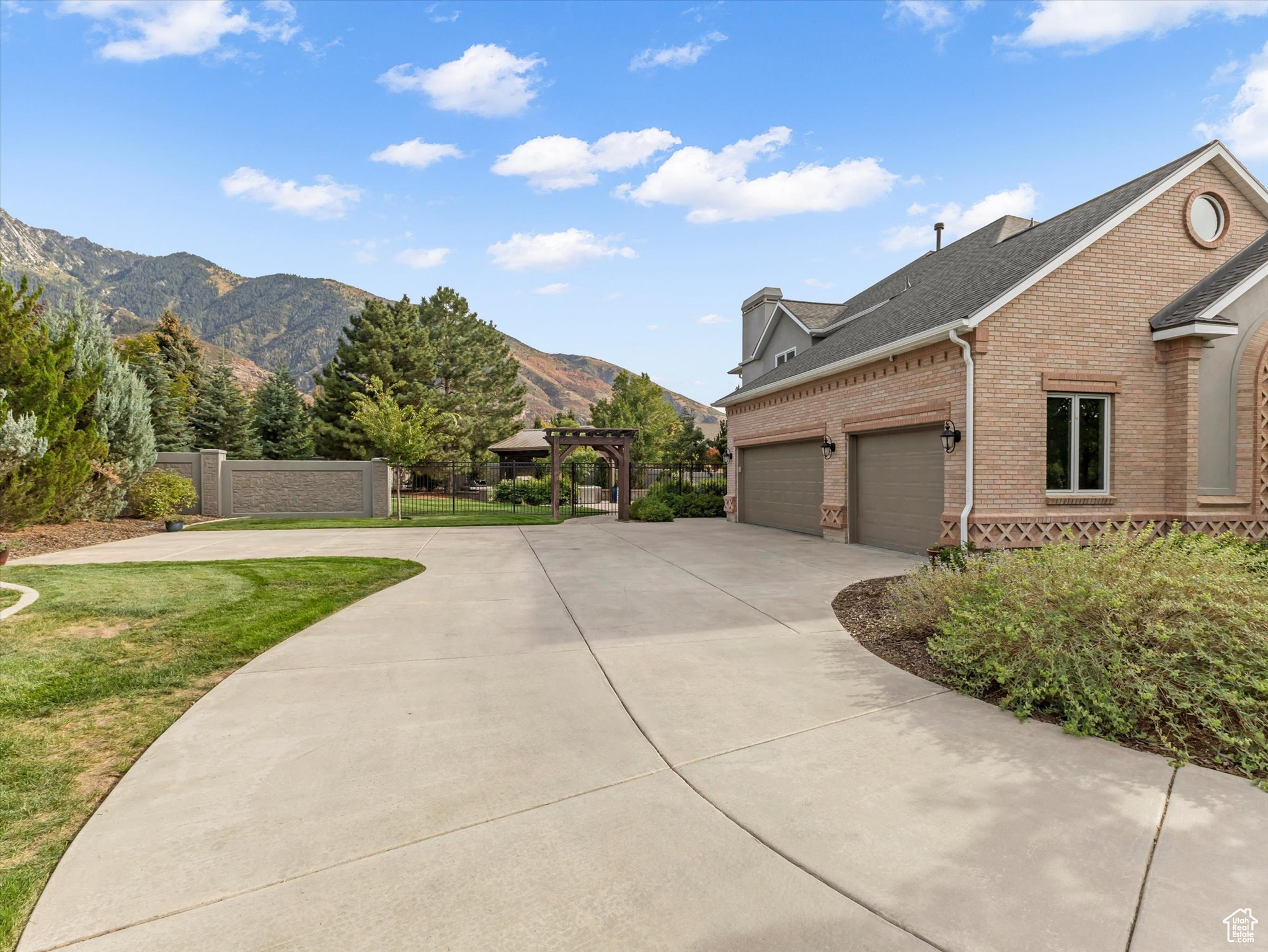 1 WANDERWOOD WAY