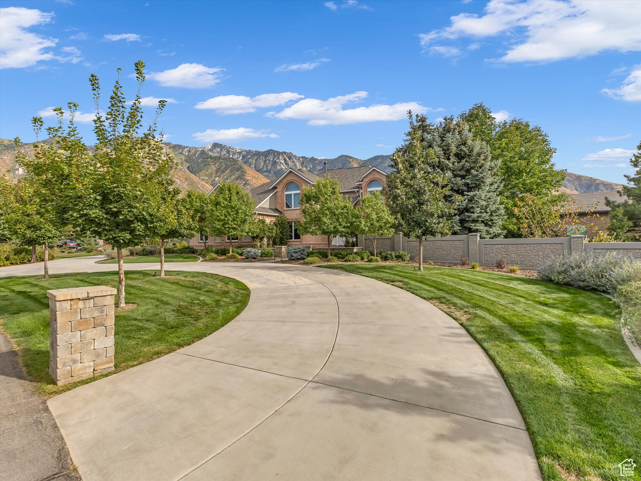 1 WANDERWOOD WAY