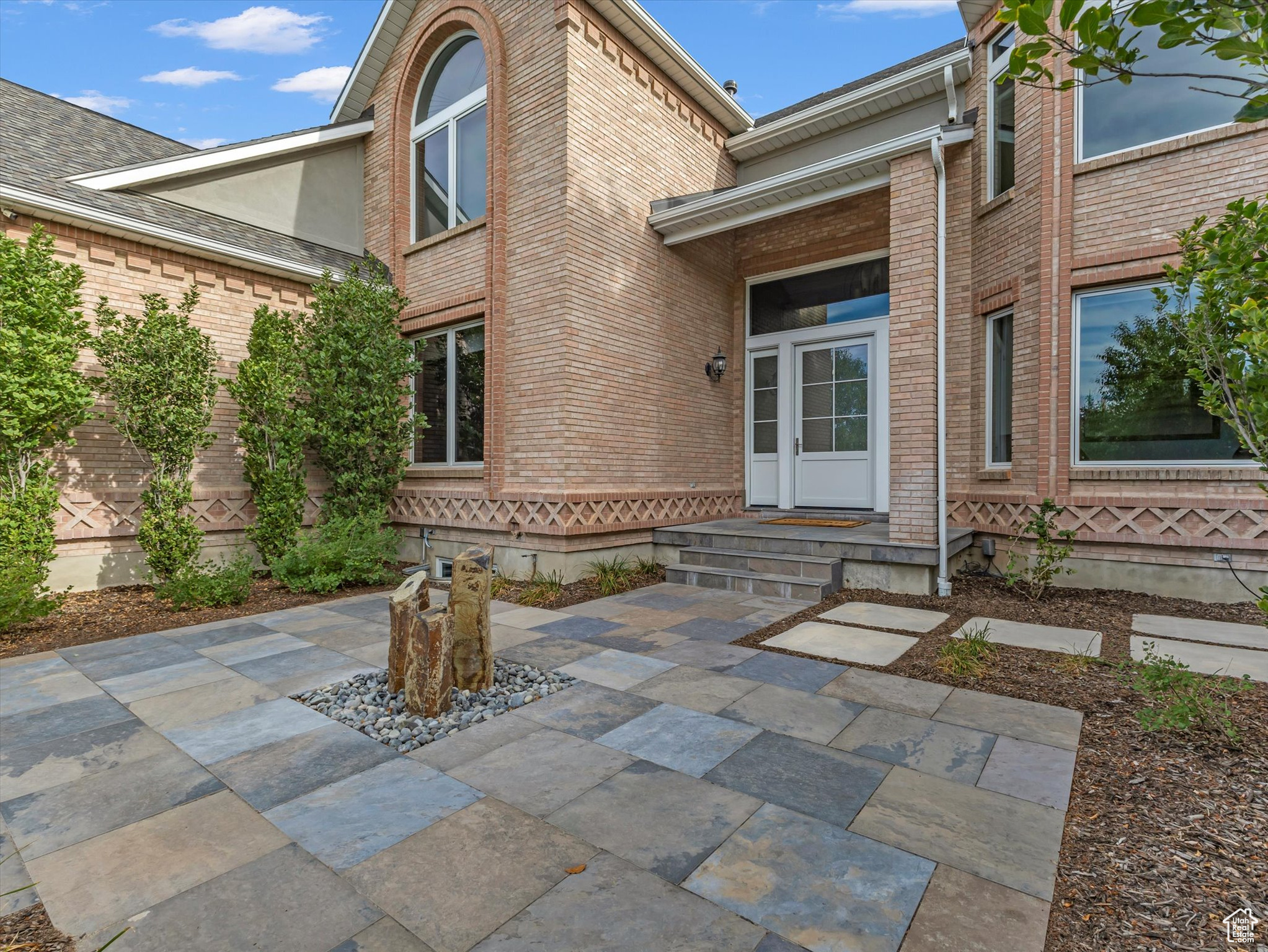 1 WANDERWOOD WAY
