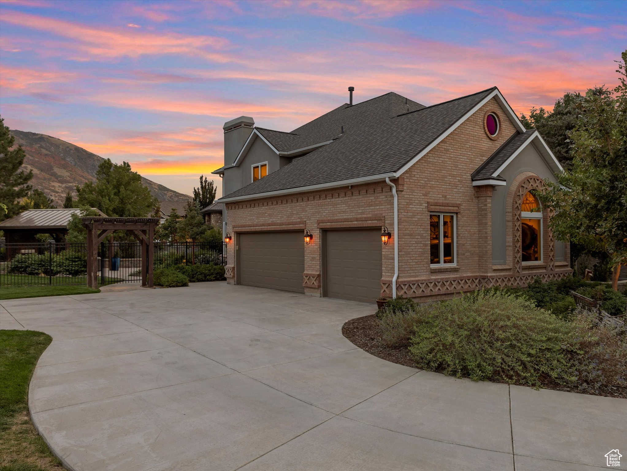 1 WANDERWOOD WAY