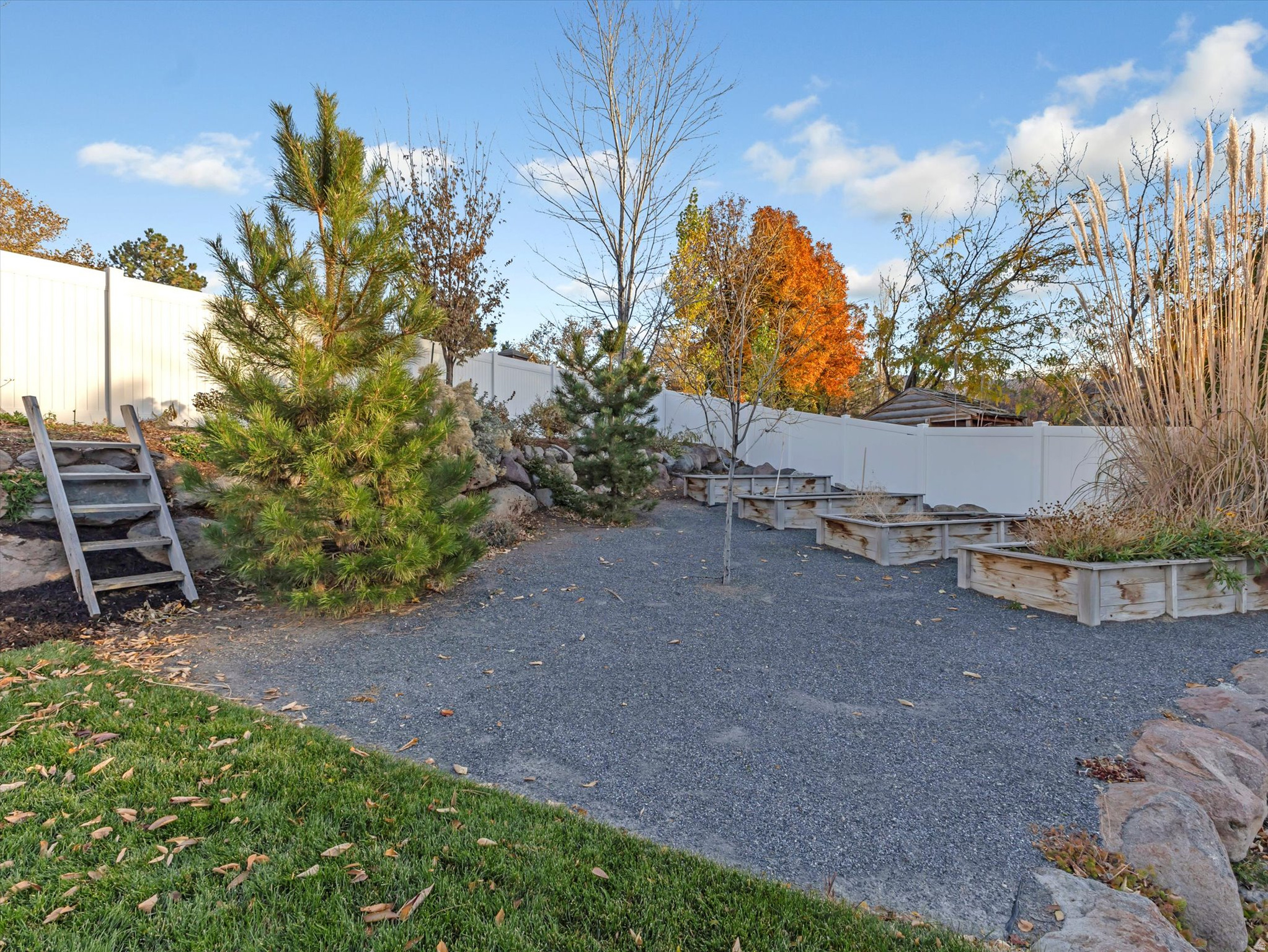1694 E APPLE ORCHARD CT