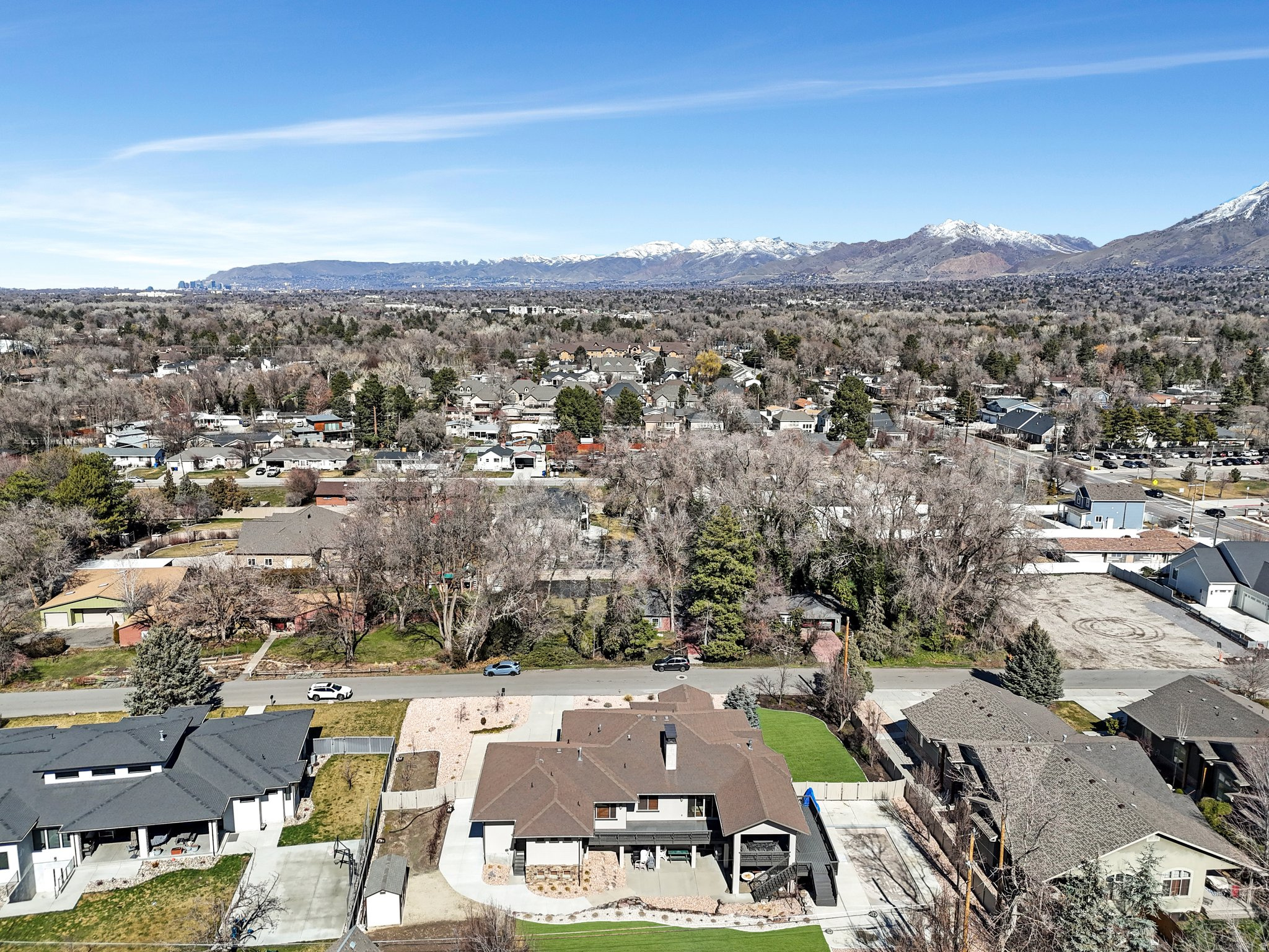 1932 E CHARLESTON LN
