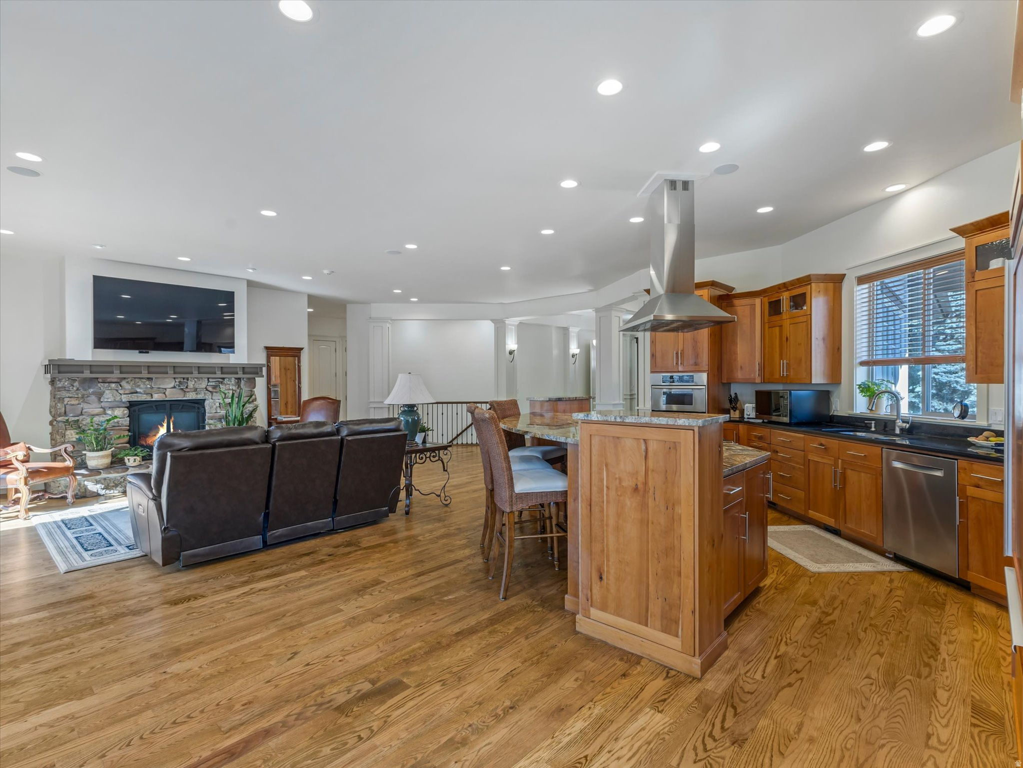 1932 E CHARLESTON LN