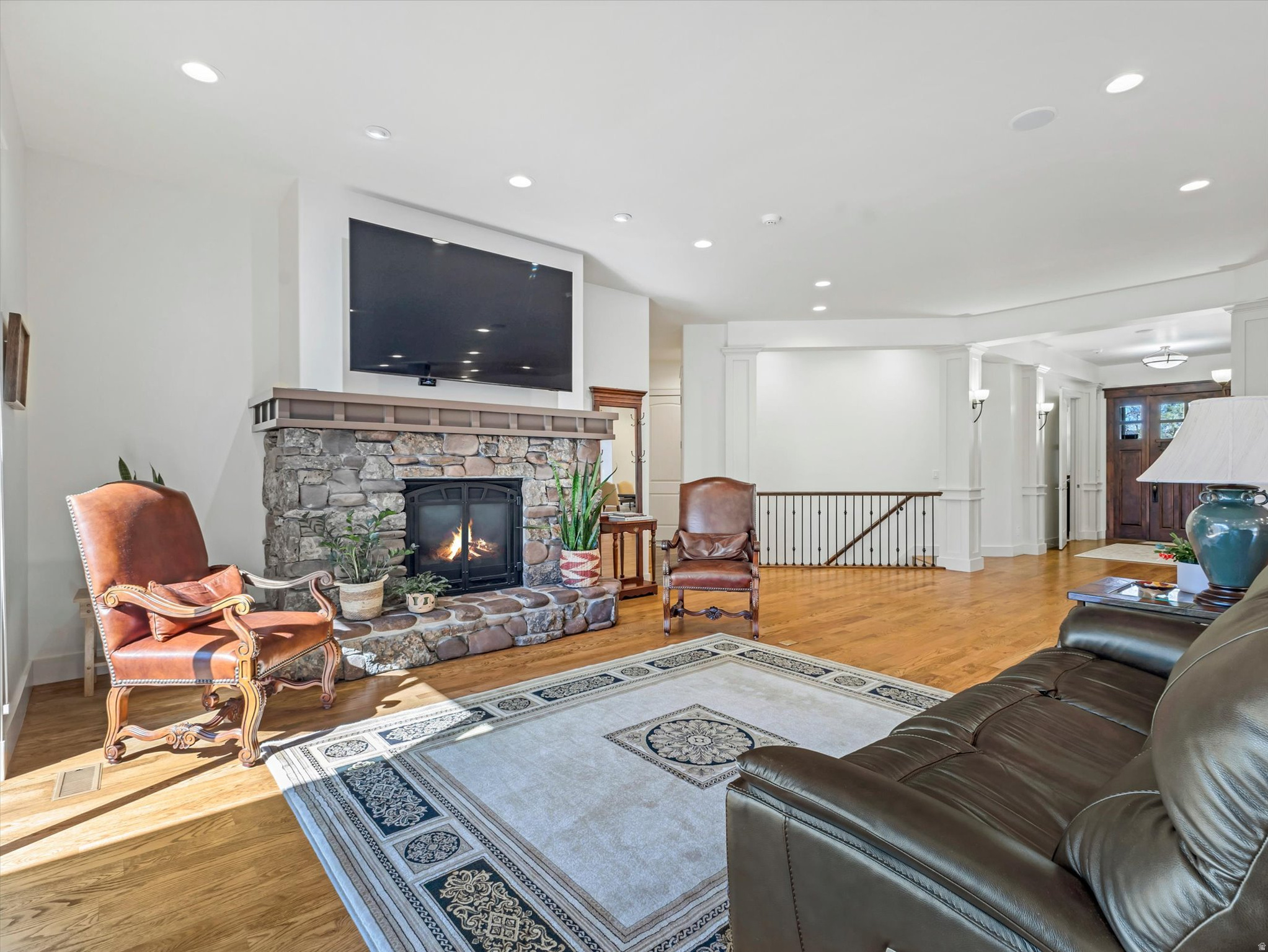 1932 E CHARLESTON LN