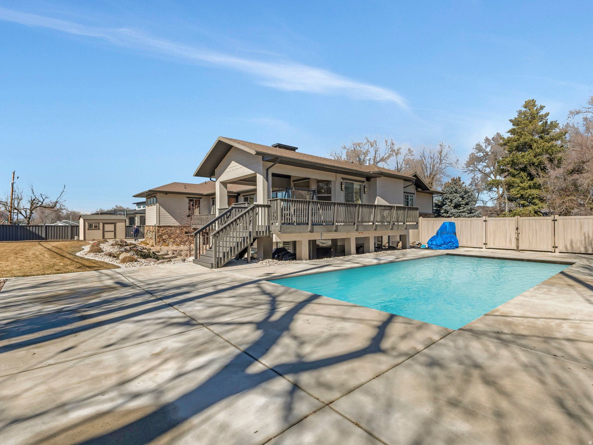 1932 E CHARLESTON LN