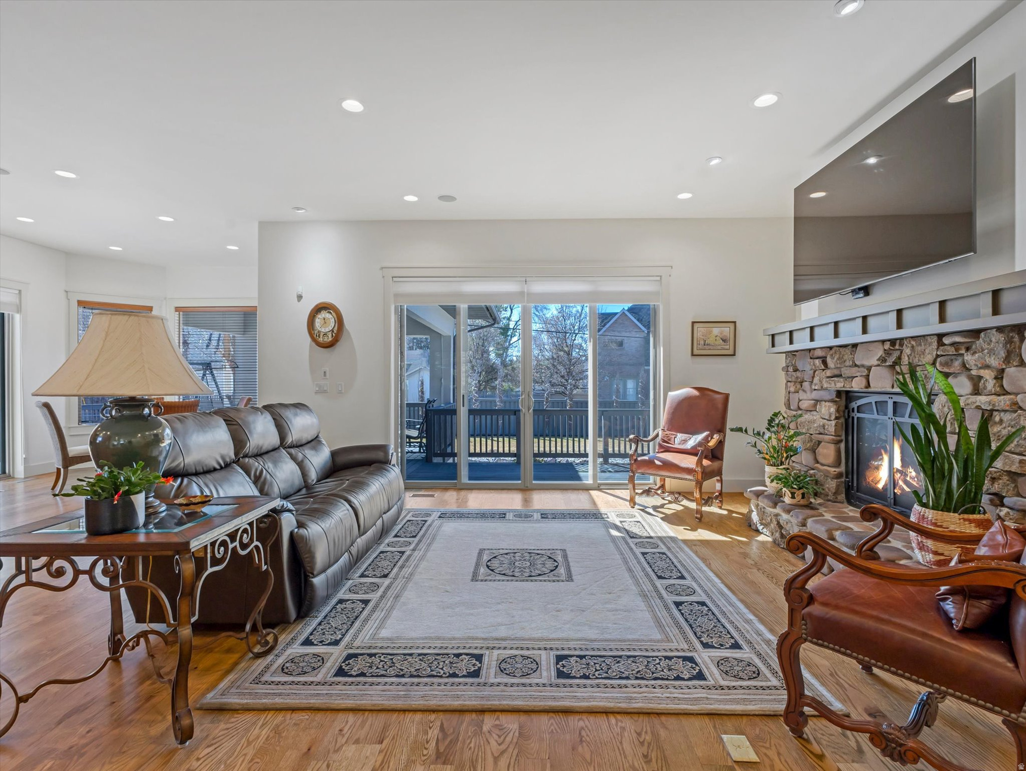 1932 E CHARLESTON LN