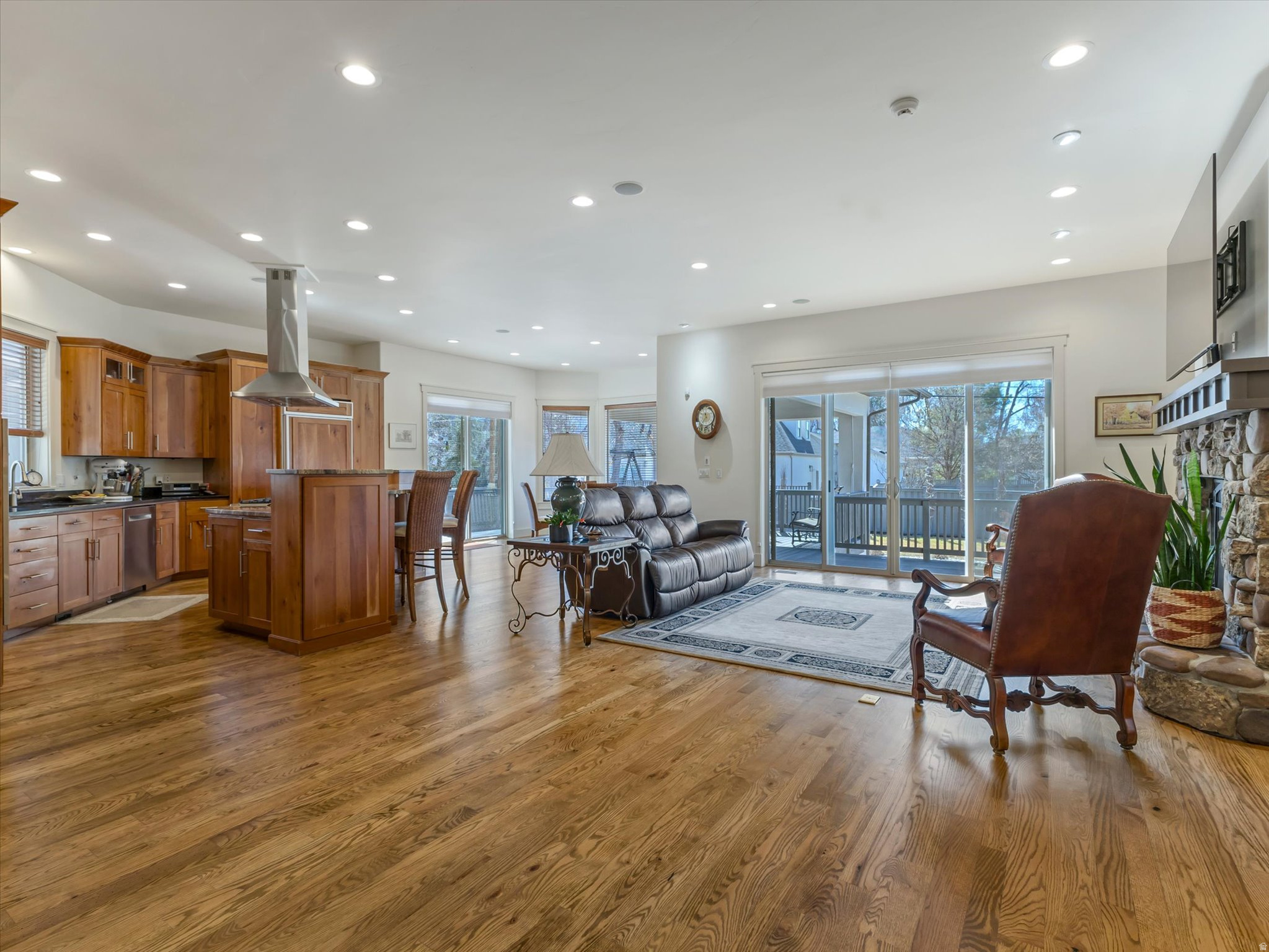 1932 E CHARLESTON LN