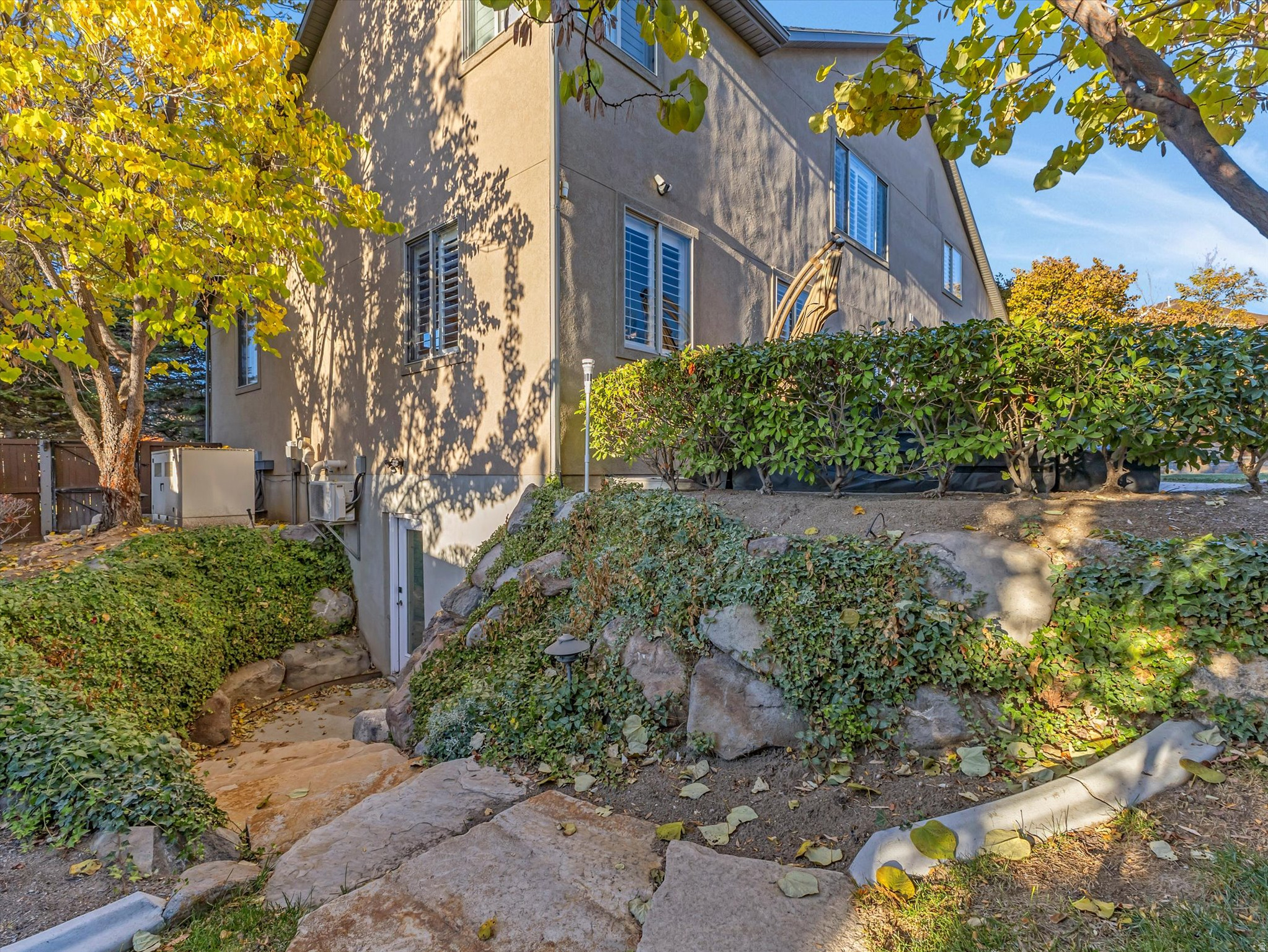 1074 E BLACK FOREST DR