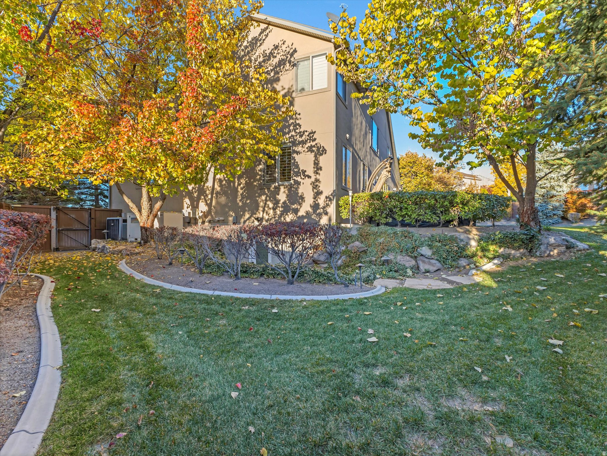 1074 E BLACK FOREST DR