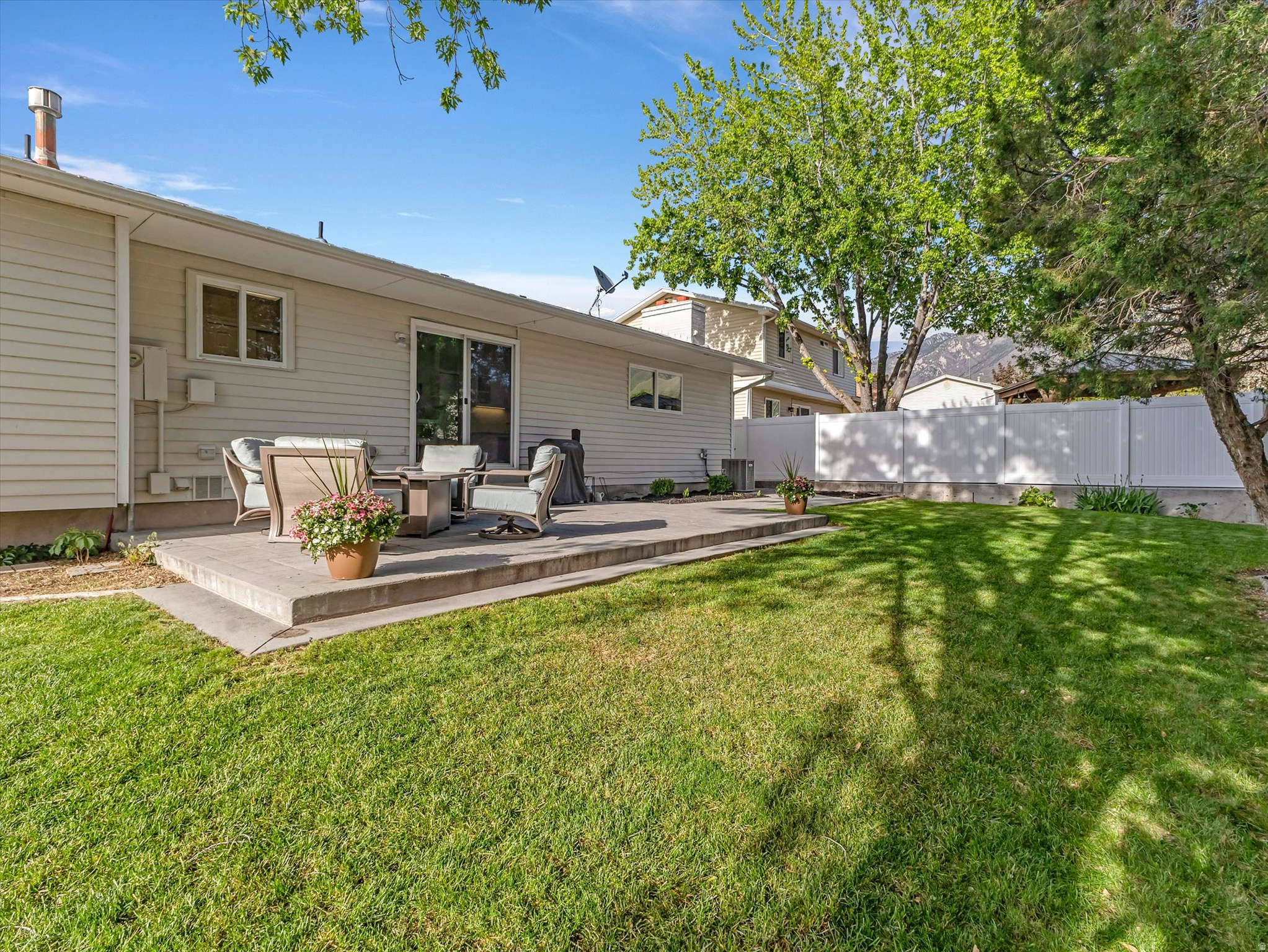 1230 E CRESTRIDGE RD