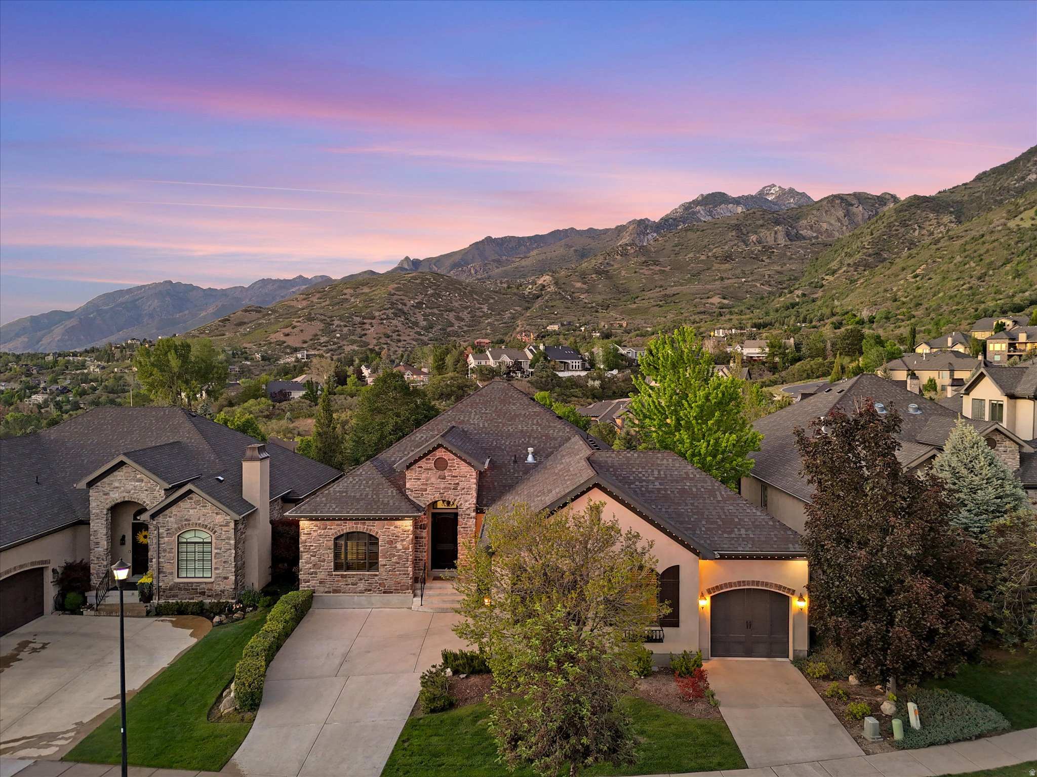3077 E SCENIC VALLEY LN