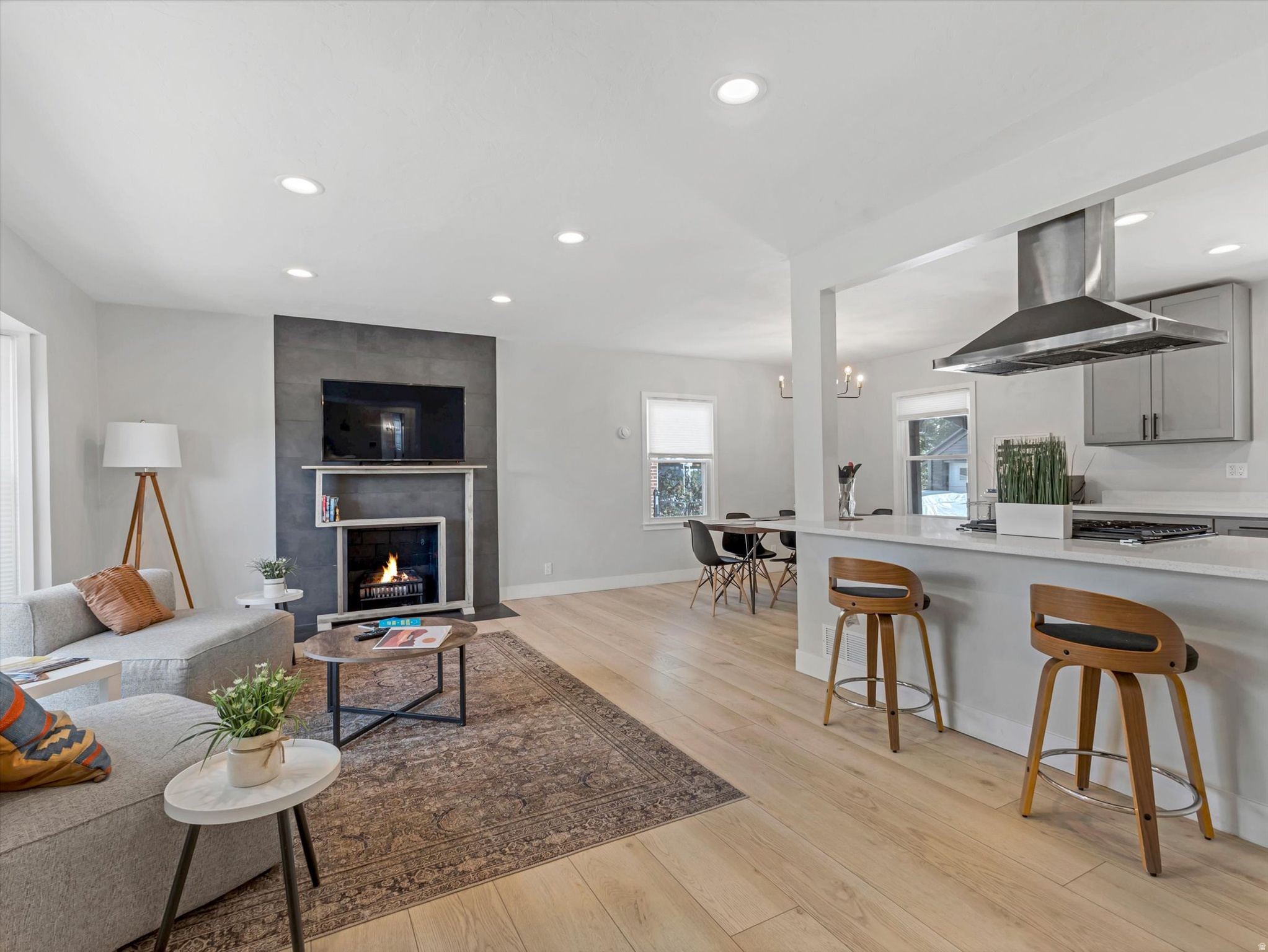 1028 E ELGIN AVE