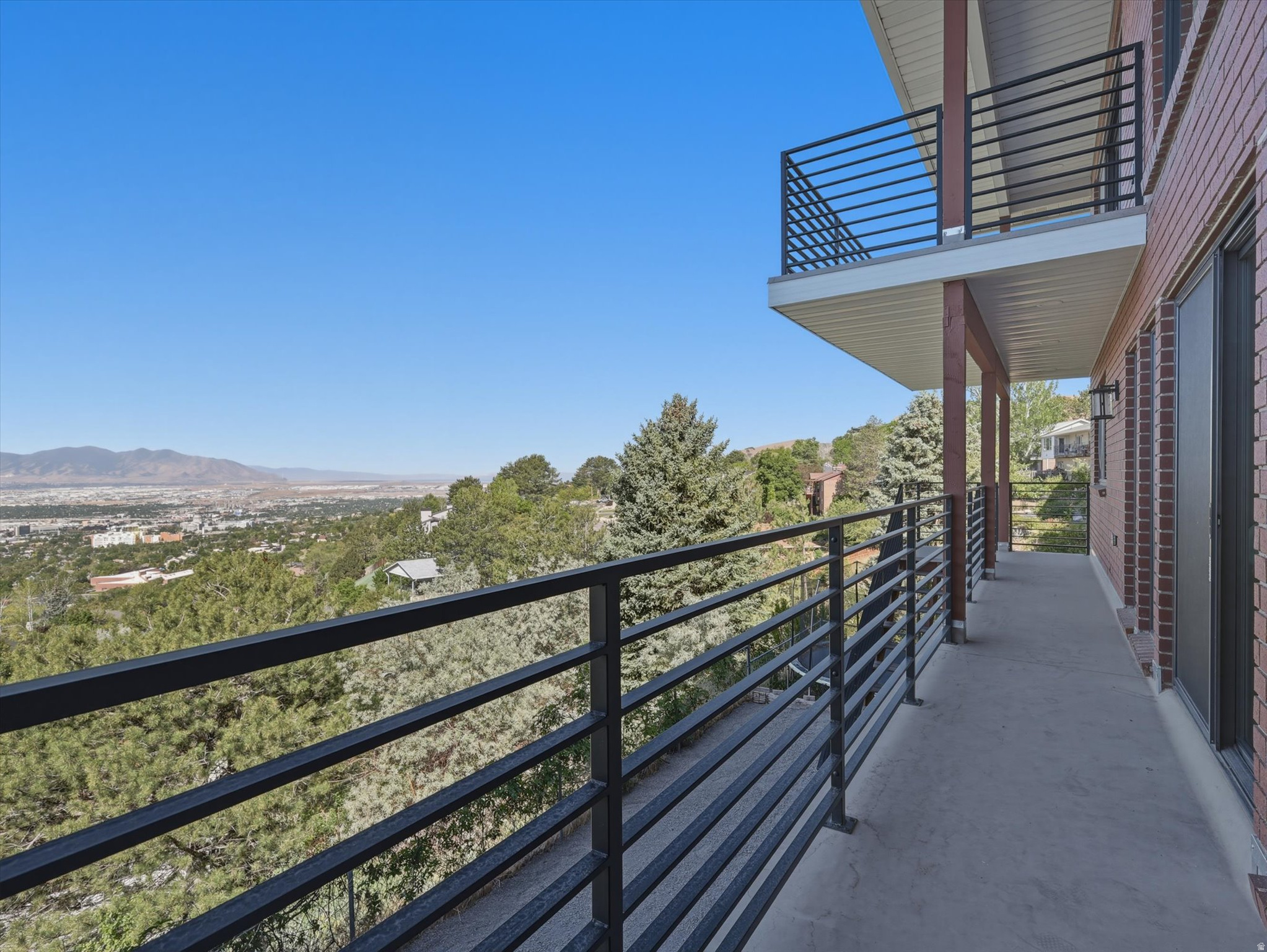 1038 E NORTHBONNEVILLE DR