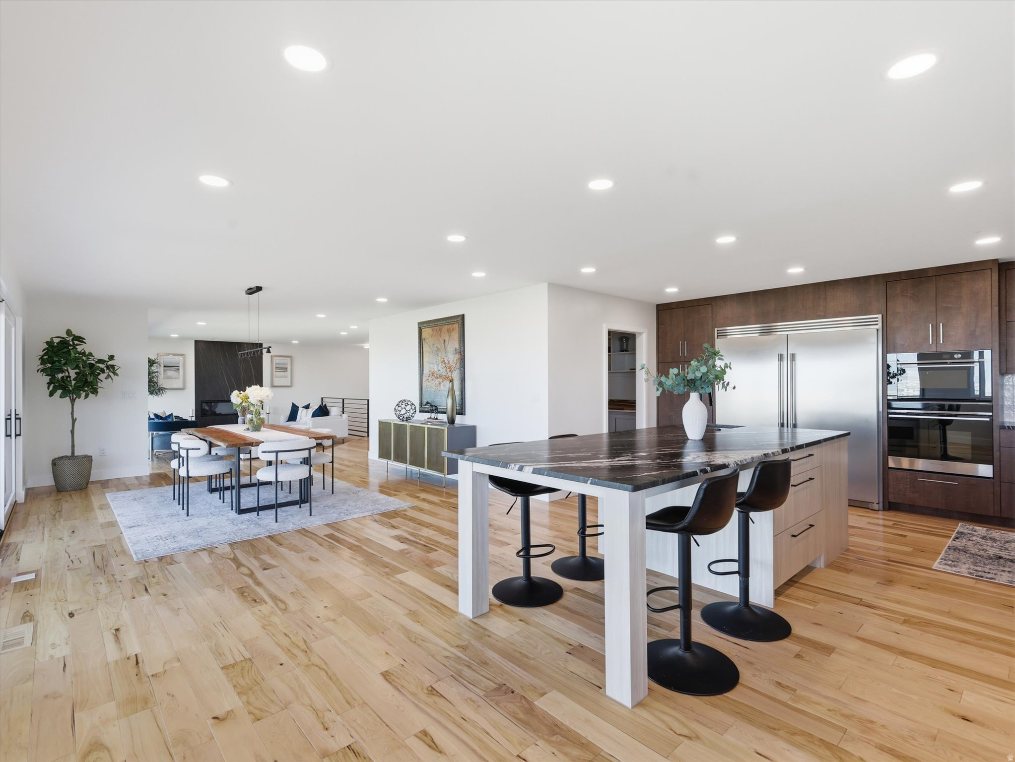 1038 E NORTHBONNEVILLE DR