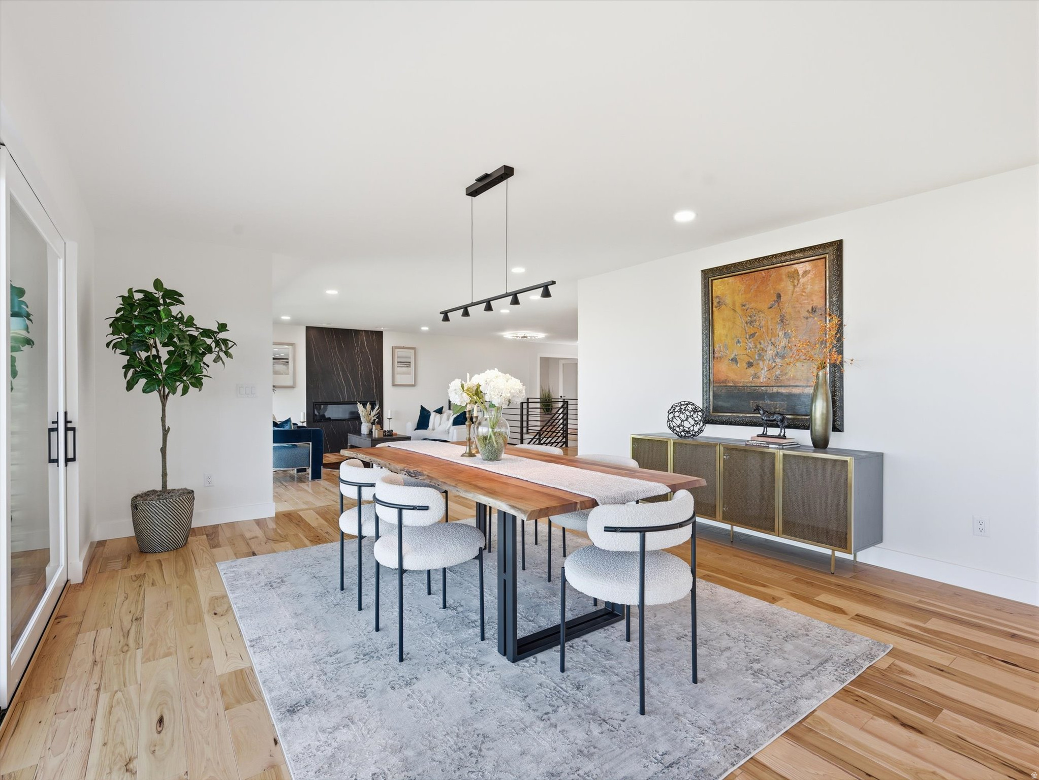 1038 E NORTHBONNEVILLE DR