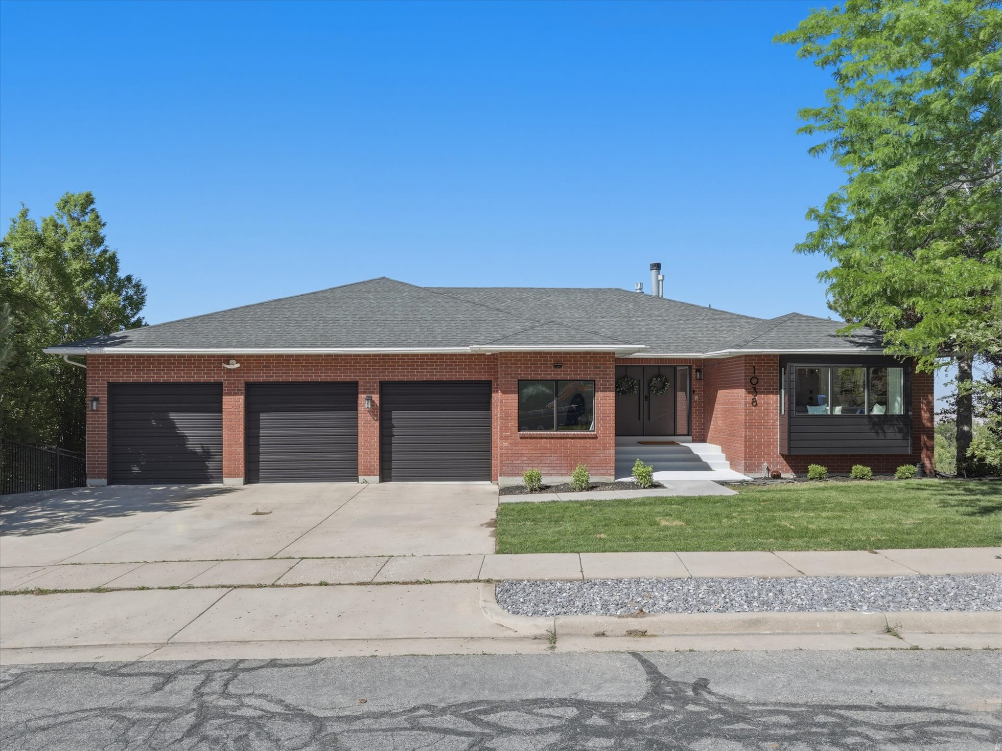 1038 E NORTHBONNEVILLE DR