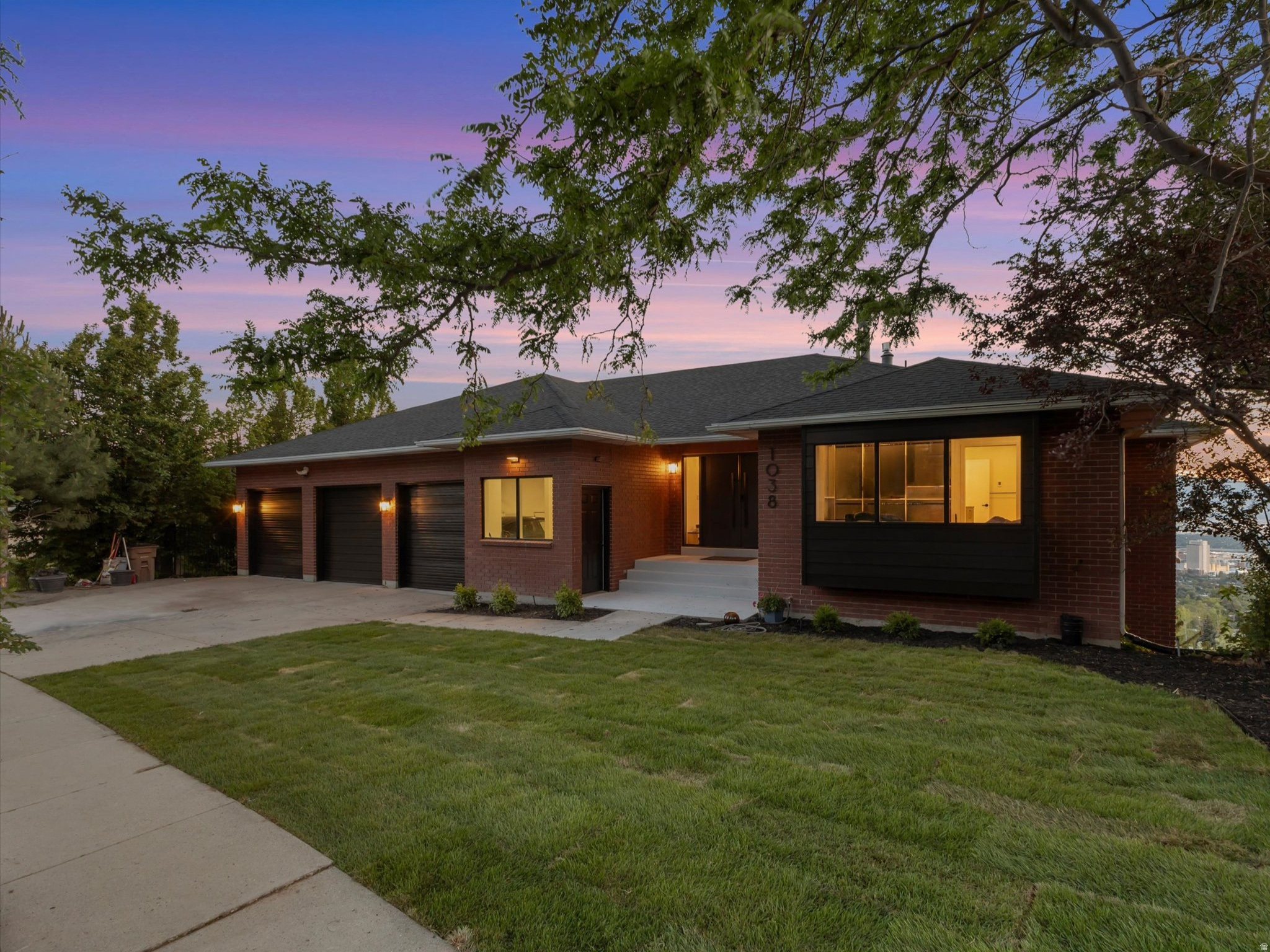 1038 E NORTHBONNEVILLE DR