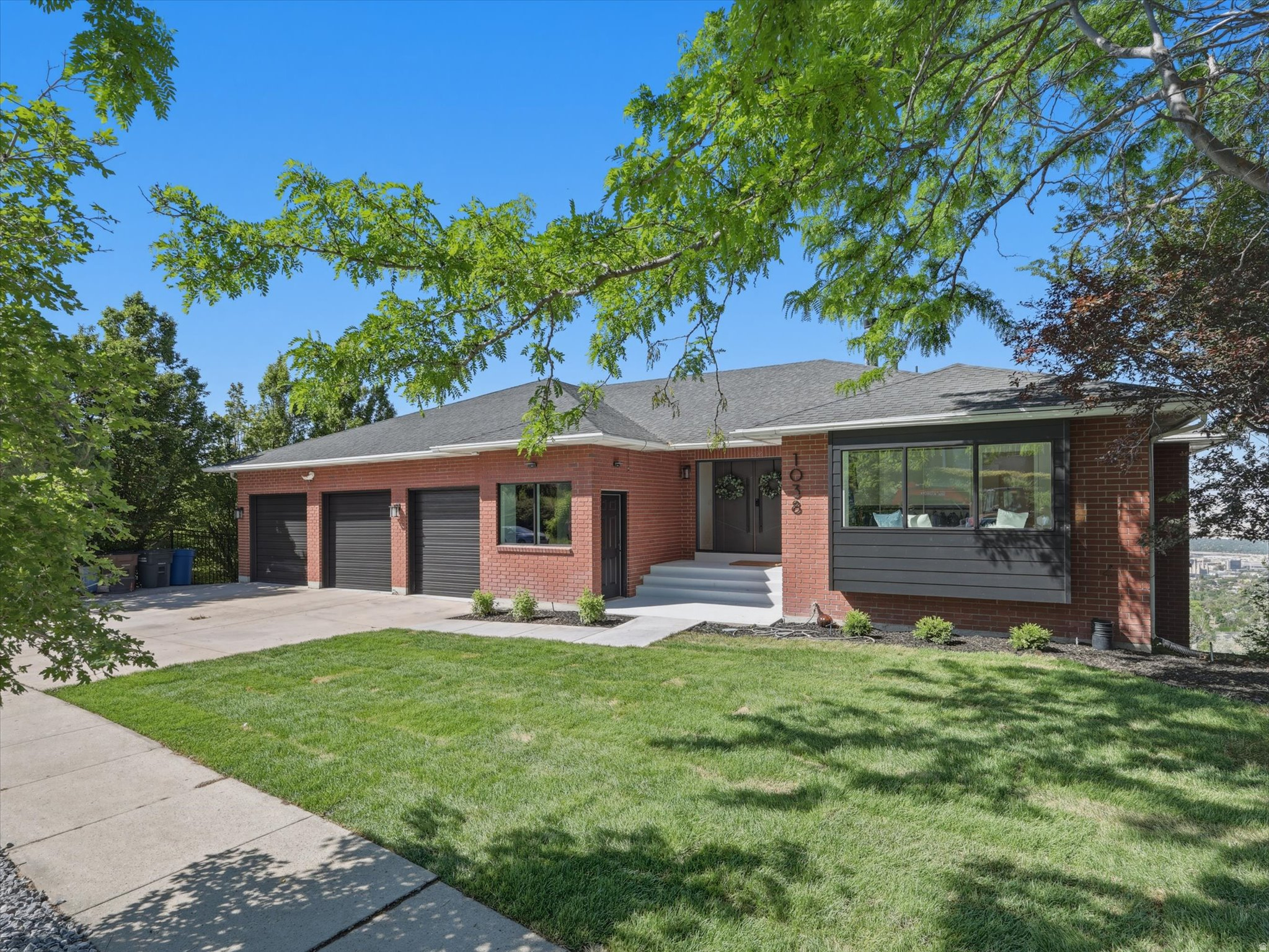 1038 E NORTHBONNEVILLE DR