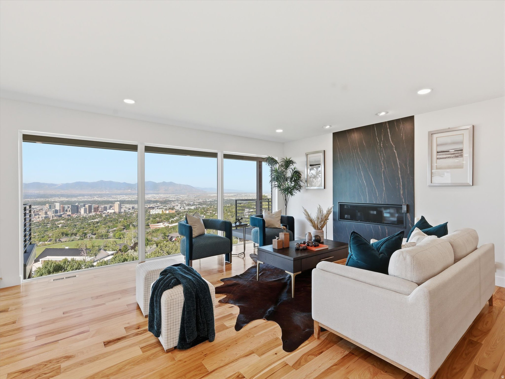 1038 E NORTHBONNEVILLE DR