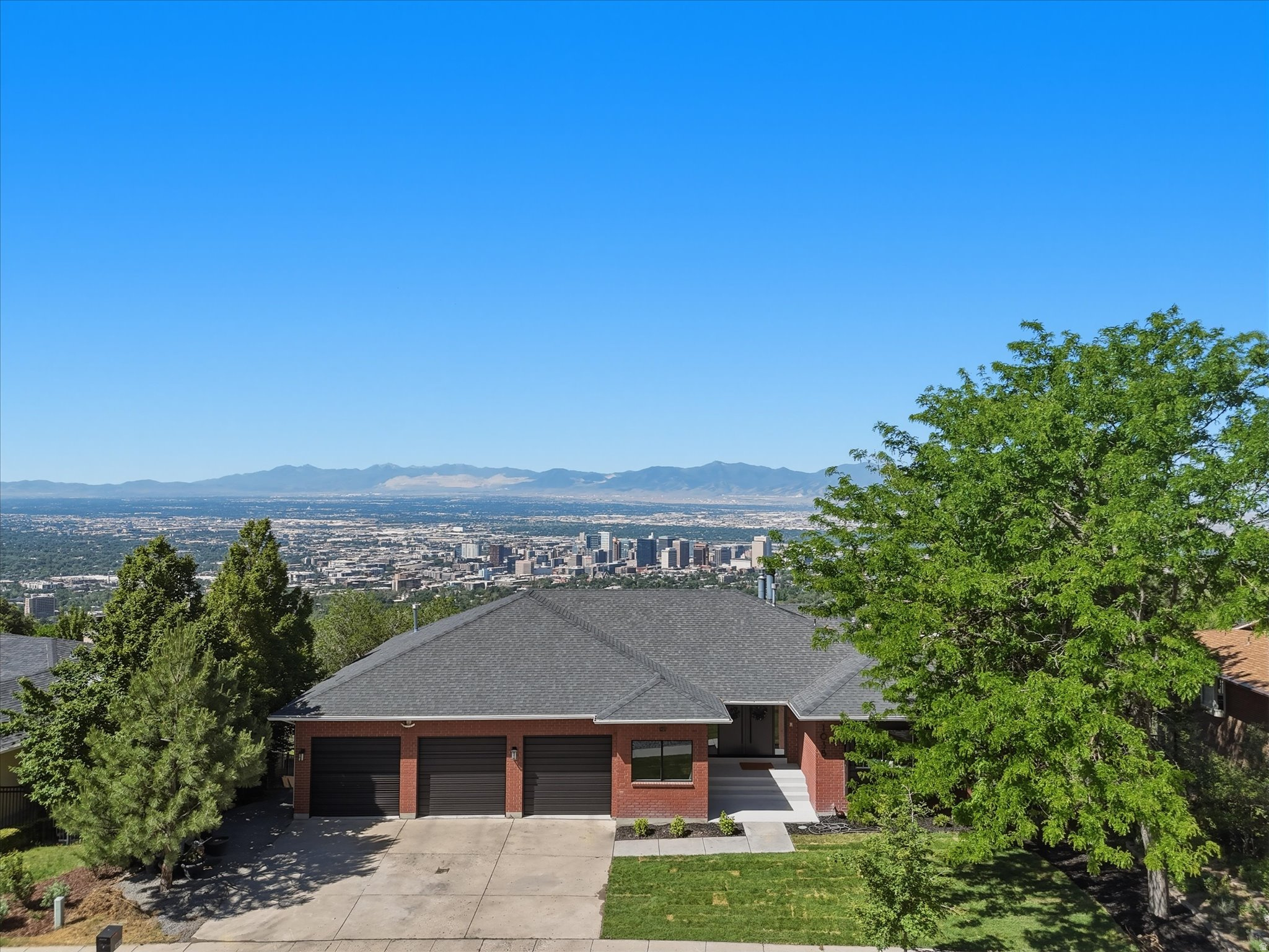1038 E NORTHBONNEVILLE DR