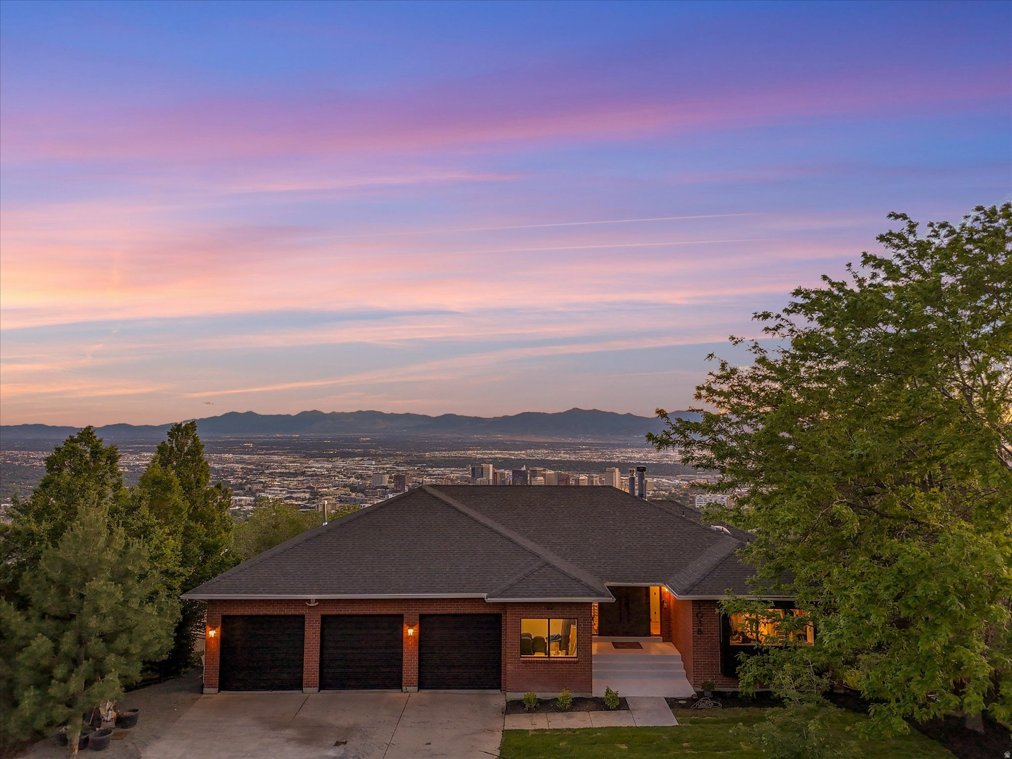 1038 E NORTHBONNEVILLE DR