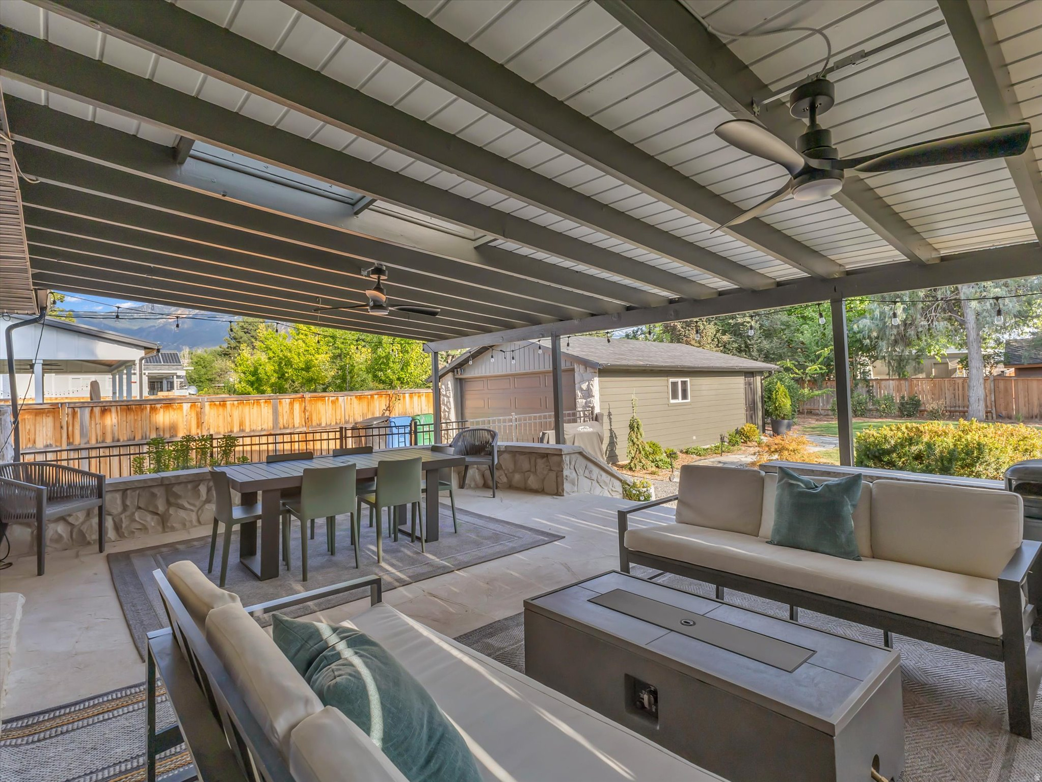 1550 E TREEVIEW DR