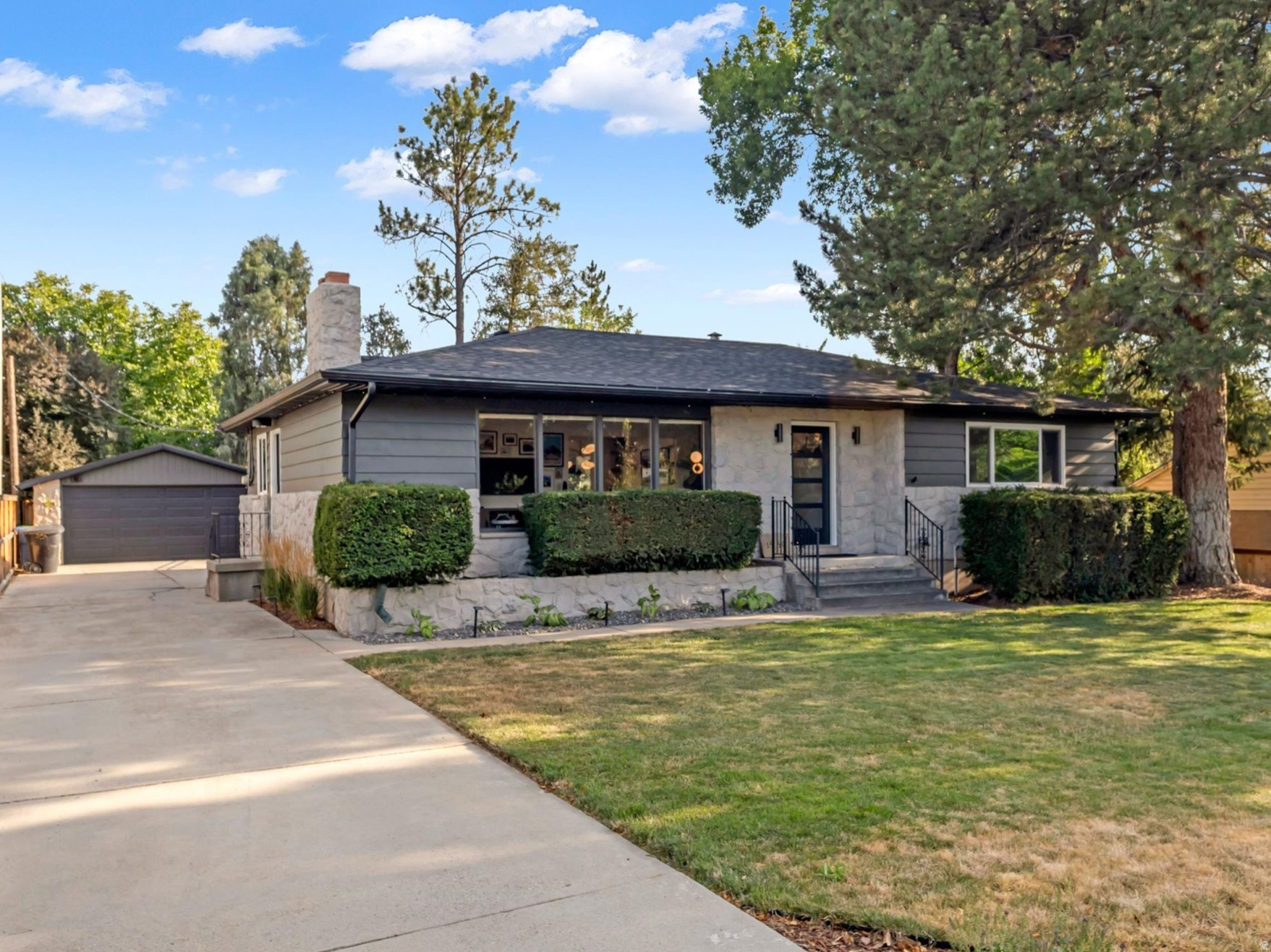 1550 E TREEVIEW DR
