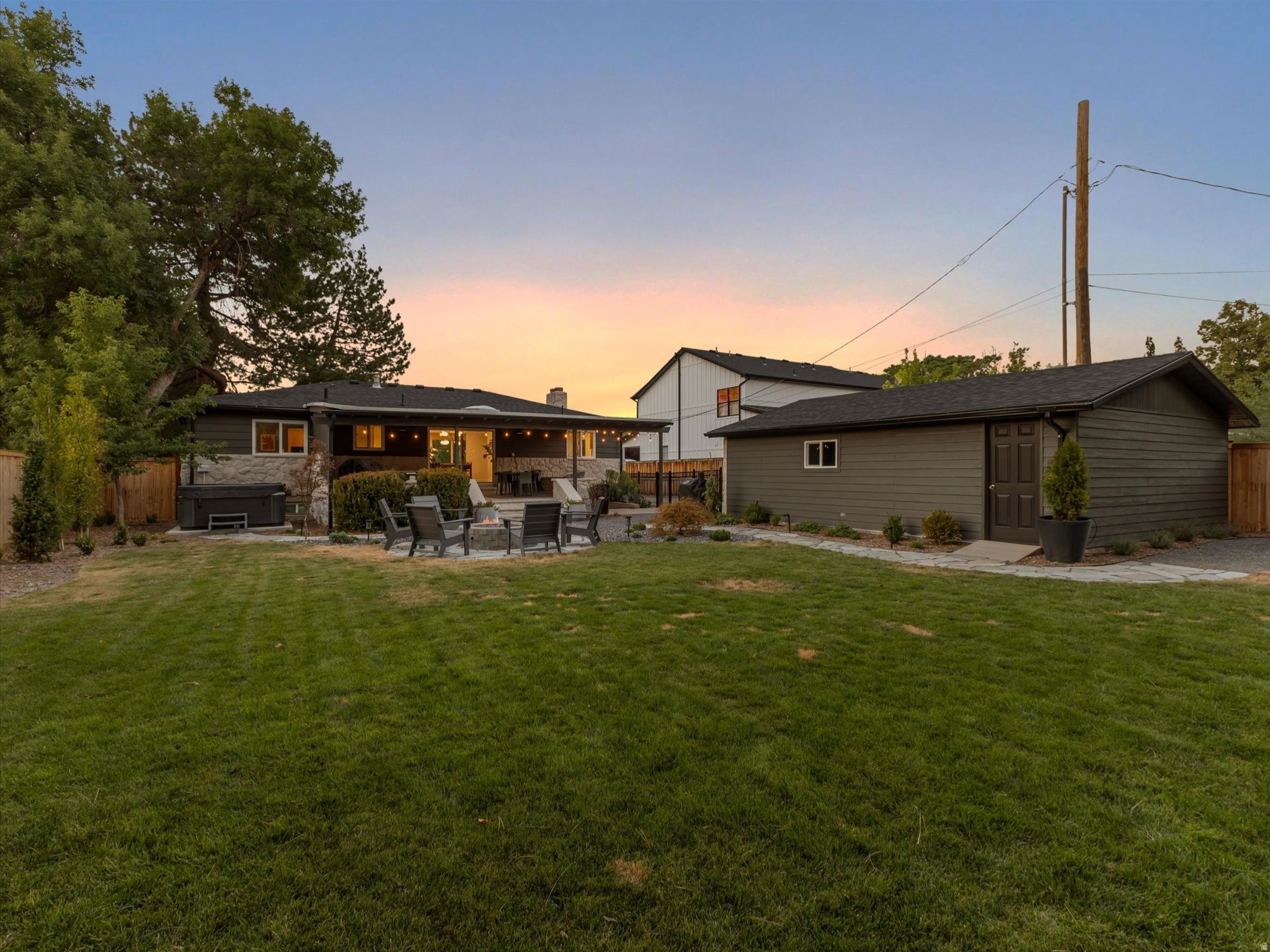 1550 E TREEVIEW DR