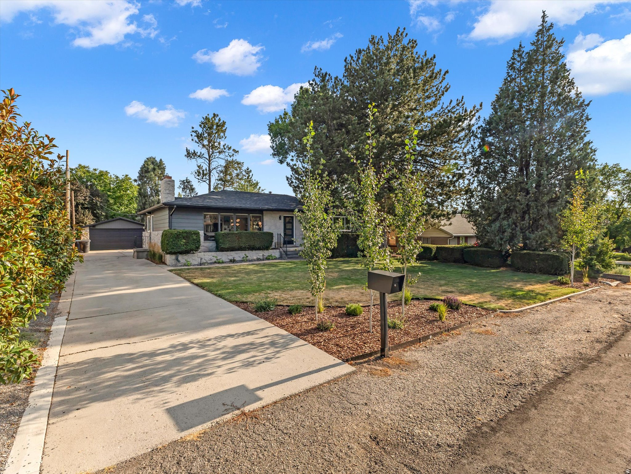 1550 E TREEVIEW DR